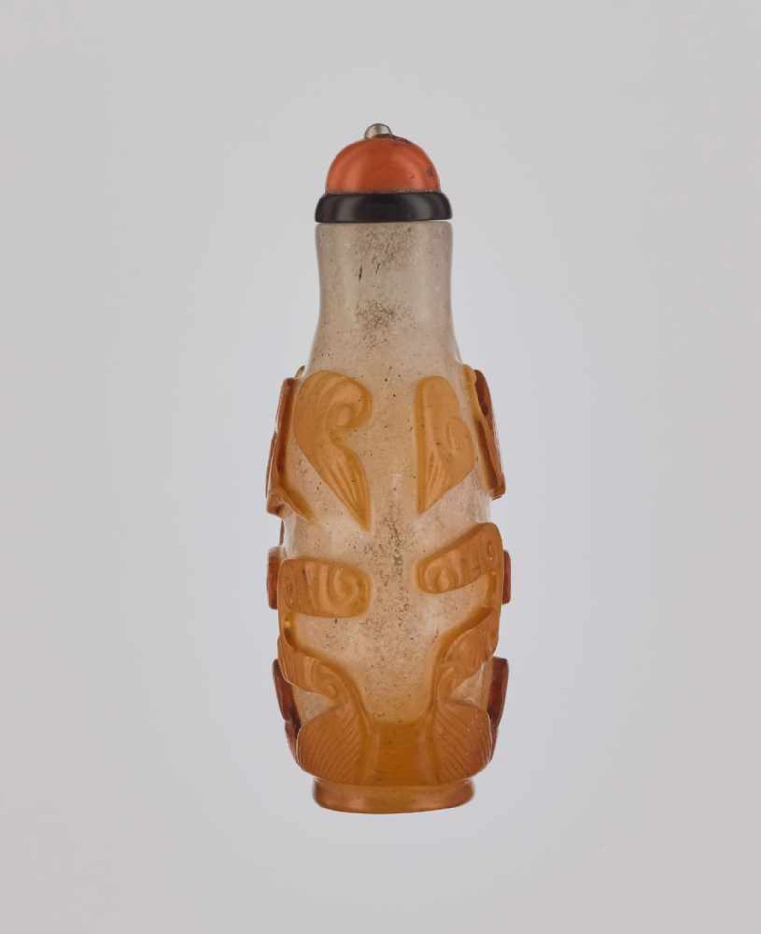 AN AMBER-COLORED OVERLAY ‘BATS’ GLASS SNUFF BOTTLE Carved translucent amber-colored overlay on - Image 4 of 6