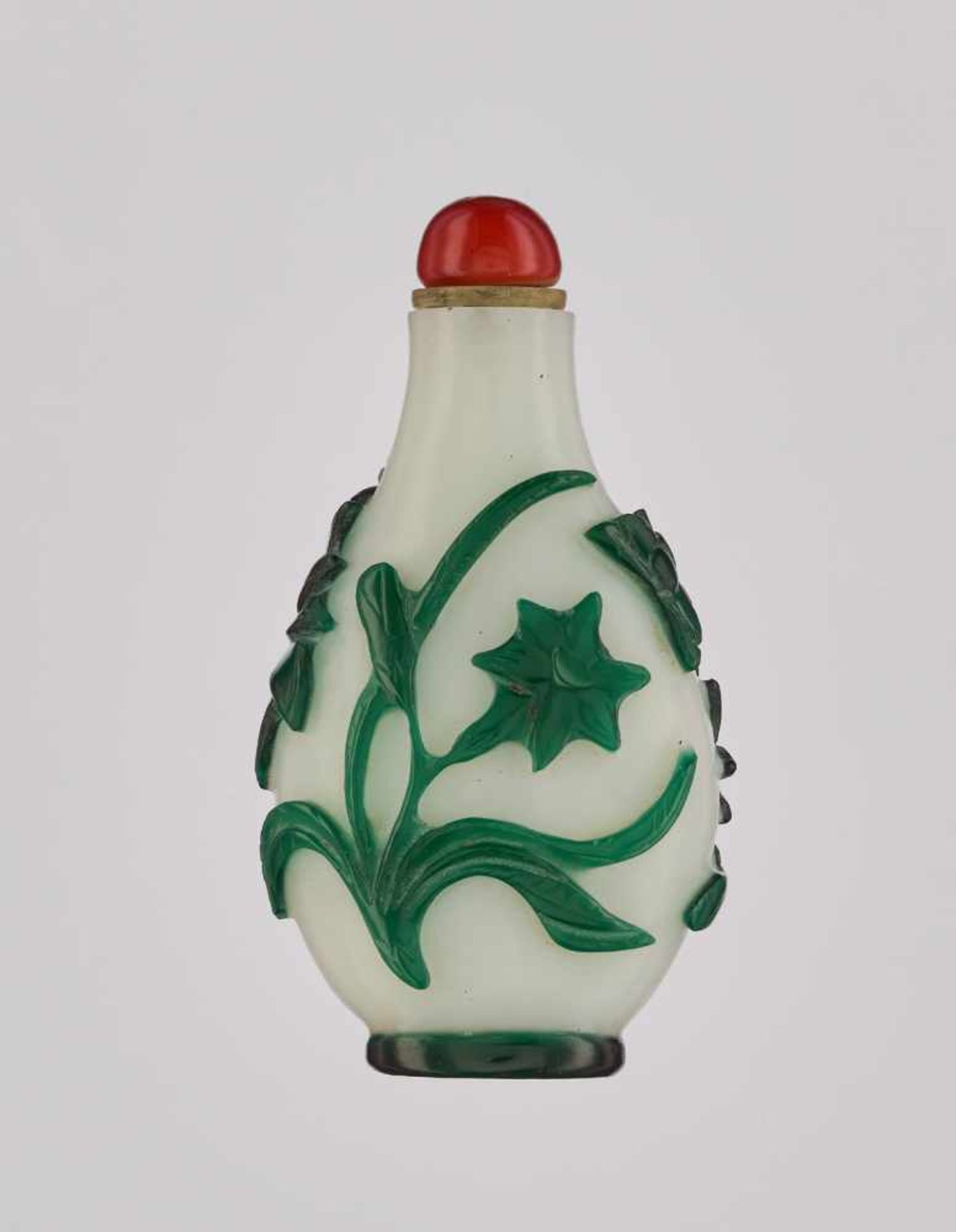 AN EMERALD-GREEN OVERLAY WHITE GLASS ‘LOTUS’ SNUFF BOTTLE, QING DYNASTY Glass, with incised - Image 2 of 6