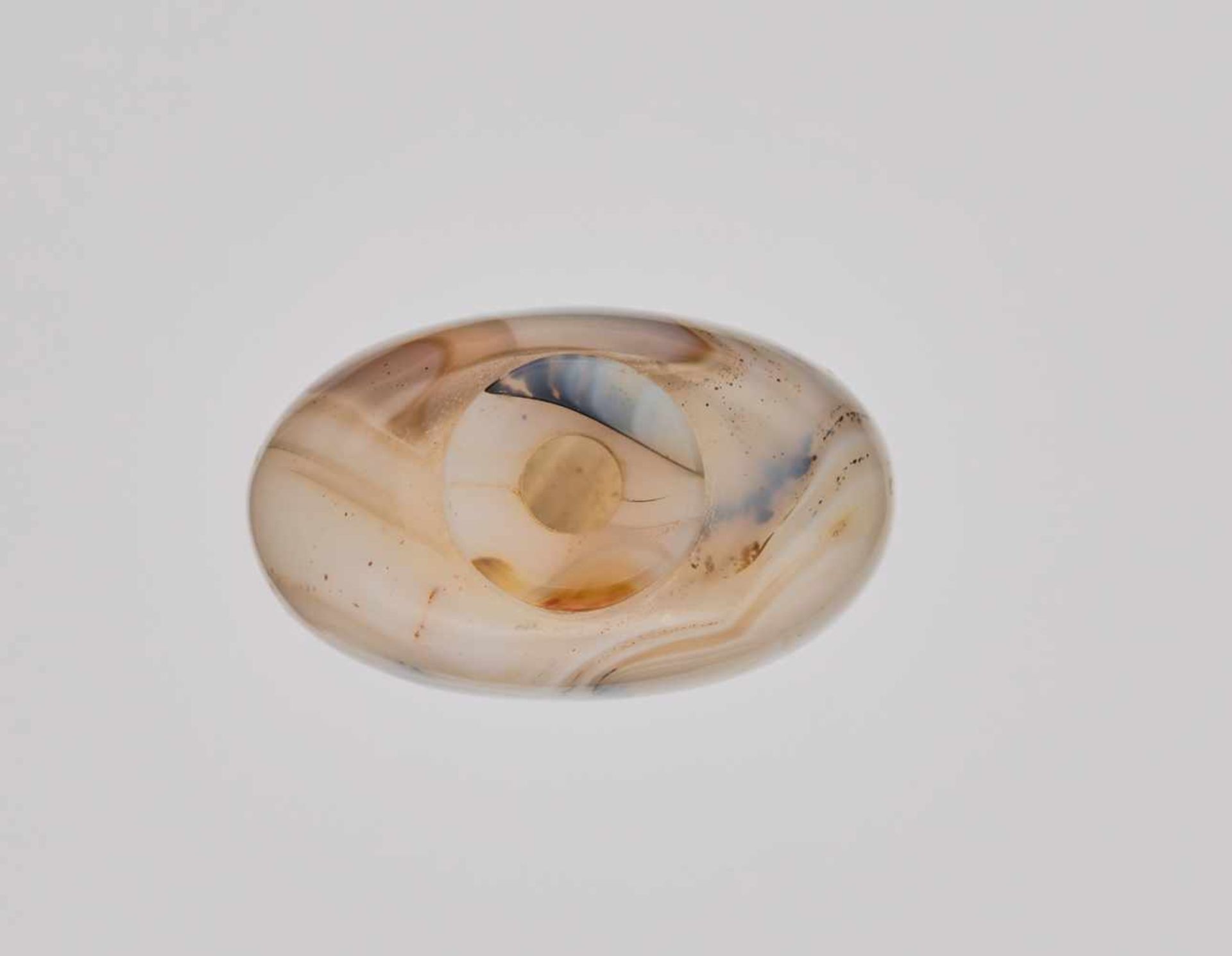 A FLOATING BANDED AGATE ‘CHICKEN CUP HOMAGE’ SNUFF BOTTLE, 1750-1850 Dendritic agate of light sand- - Image 5 of 7