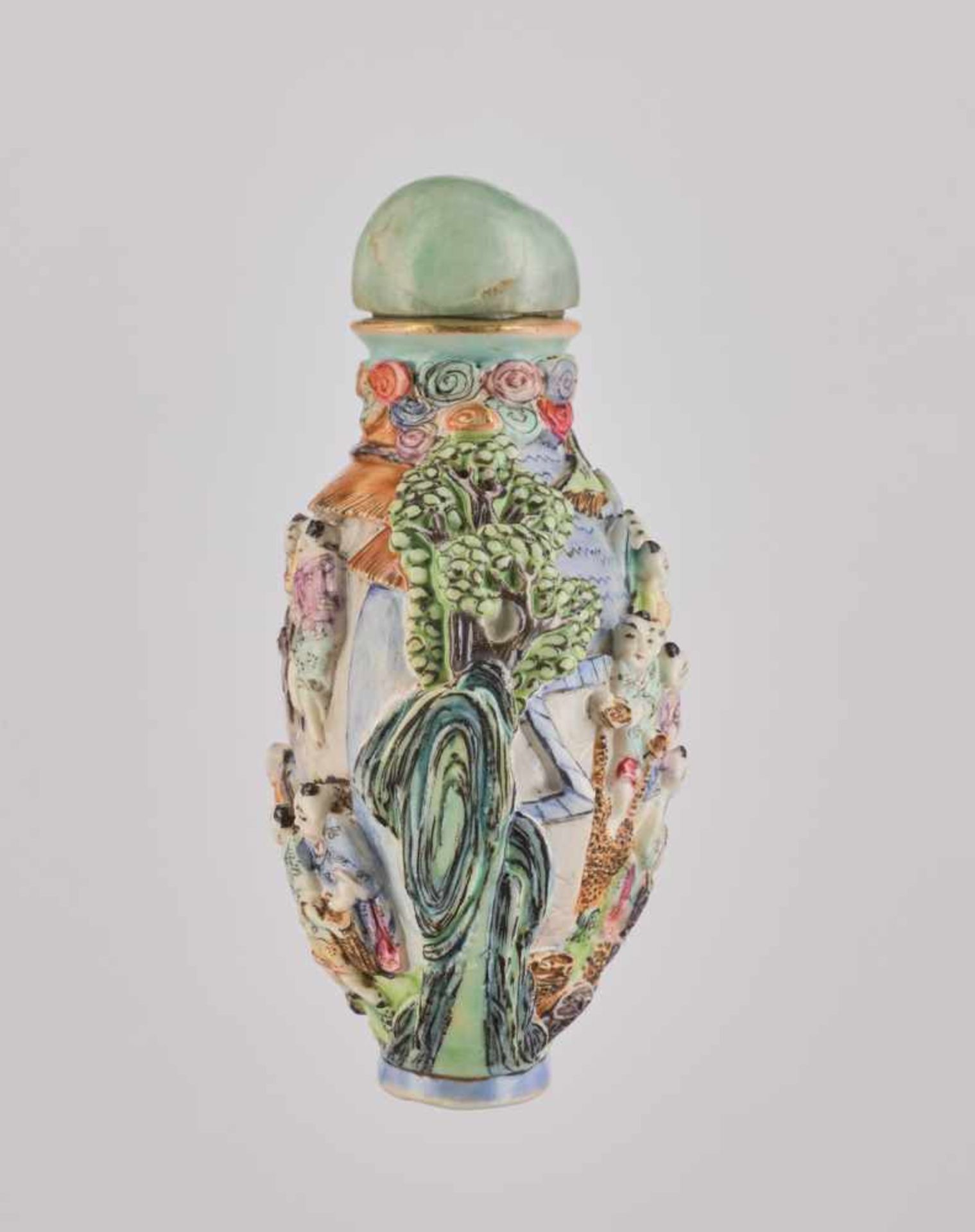 AN UNUSUALLY LARGE AND FINELY MOLDED ‘HARVEST SEASON’ FAMILLE ROSE PORCELAIN SNUFF BOTTLE Molded and - Image 4 of 6