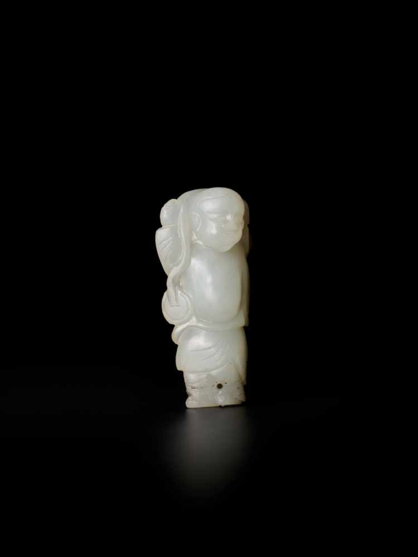 A WHITE JADE QING DYNASTY ‘LUCKY GOD’ MINIATURE PENDANT White jade with ochre colored inclusions - Image 4 of 6