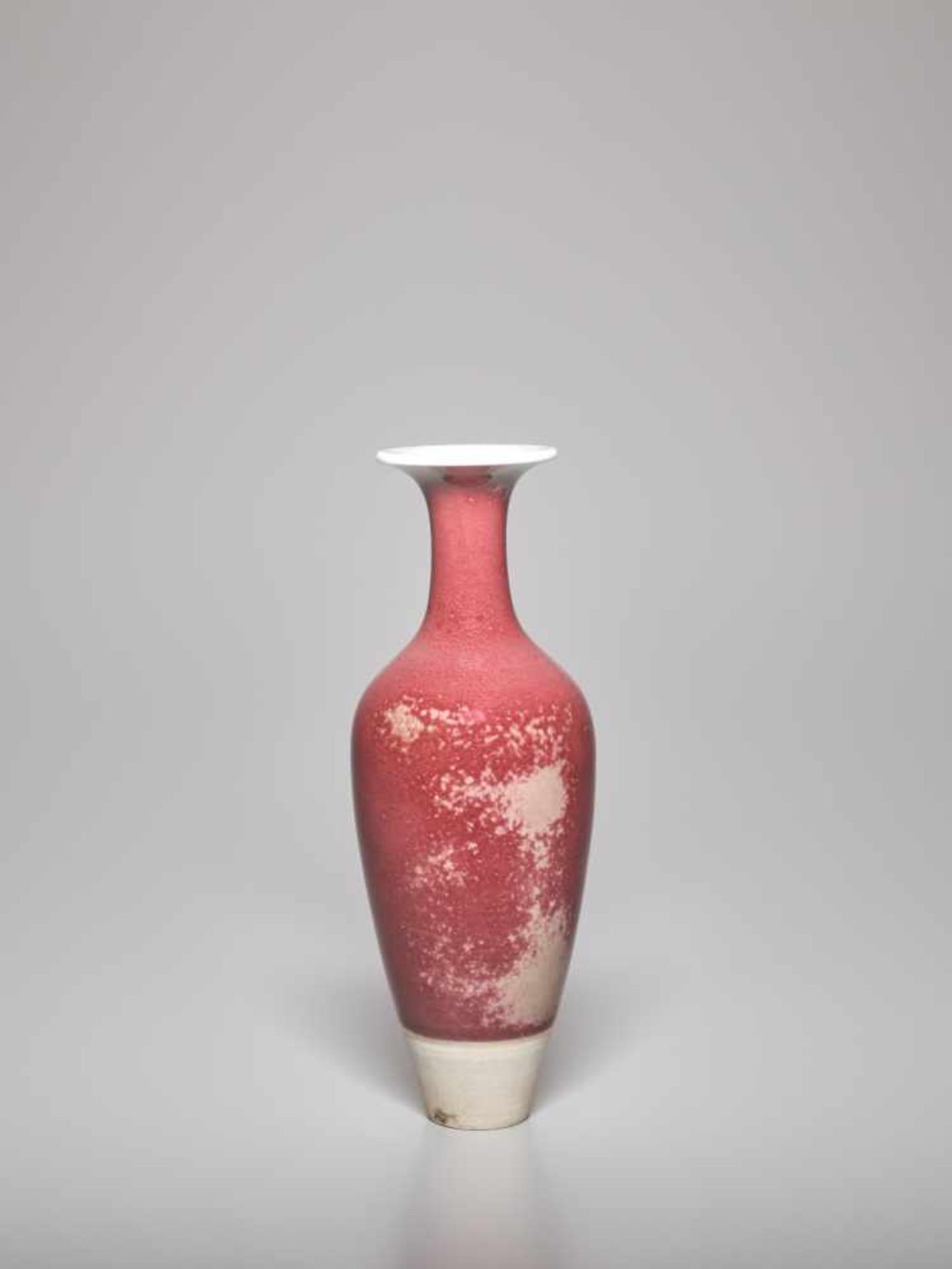 A KANGXI PERIOD PEACHBLOOM LIUYEPING ‘GUANYIN’ VASE Porcelain with white and peach bloom glaze - Image 2 of 8