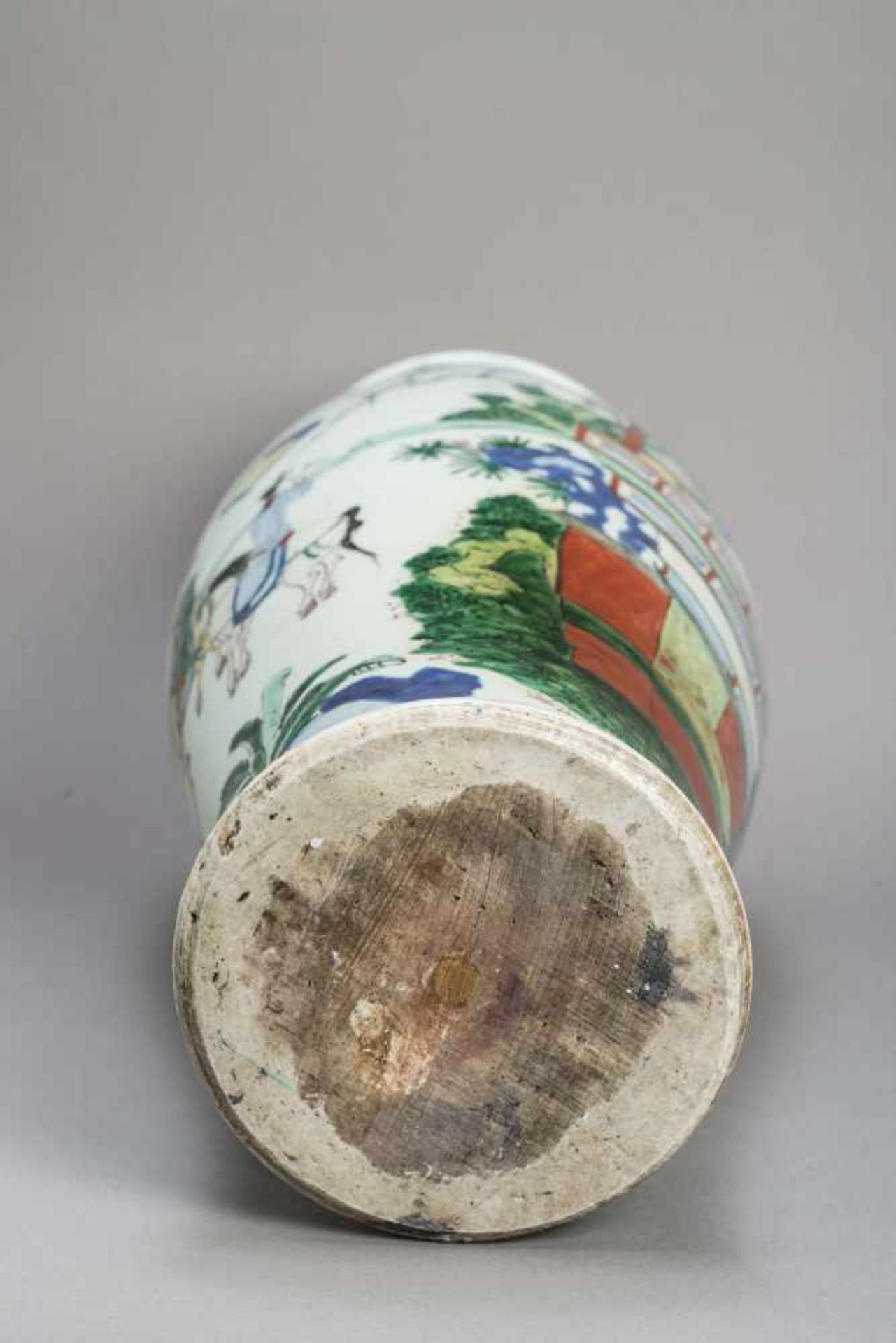 A LARGE TRANSITIONAL WUCAI BALUSTER VASE WITH PALACE SCENE, 17th CENTURY White glazed porcelain with - Image 2 of 9