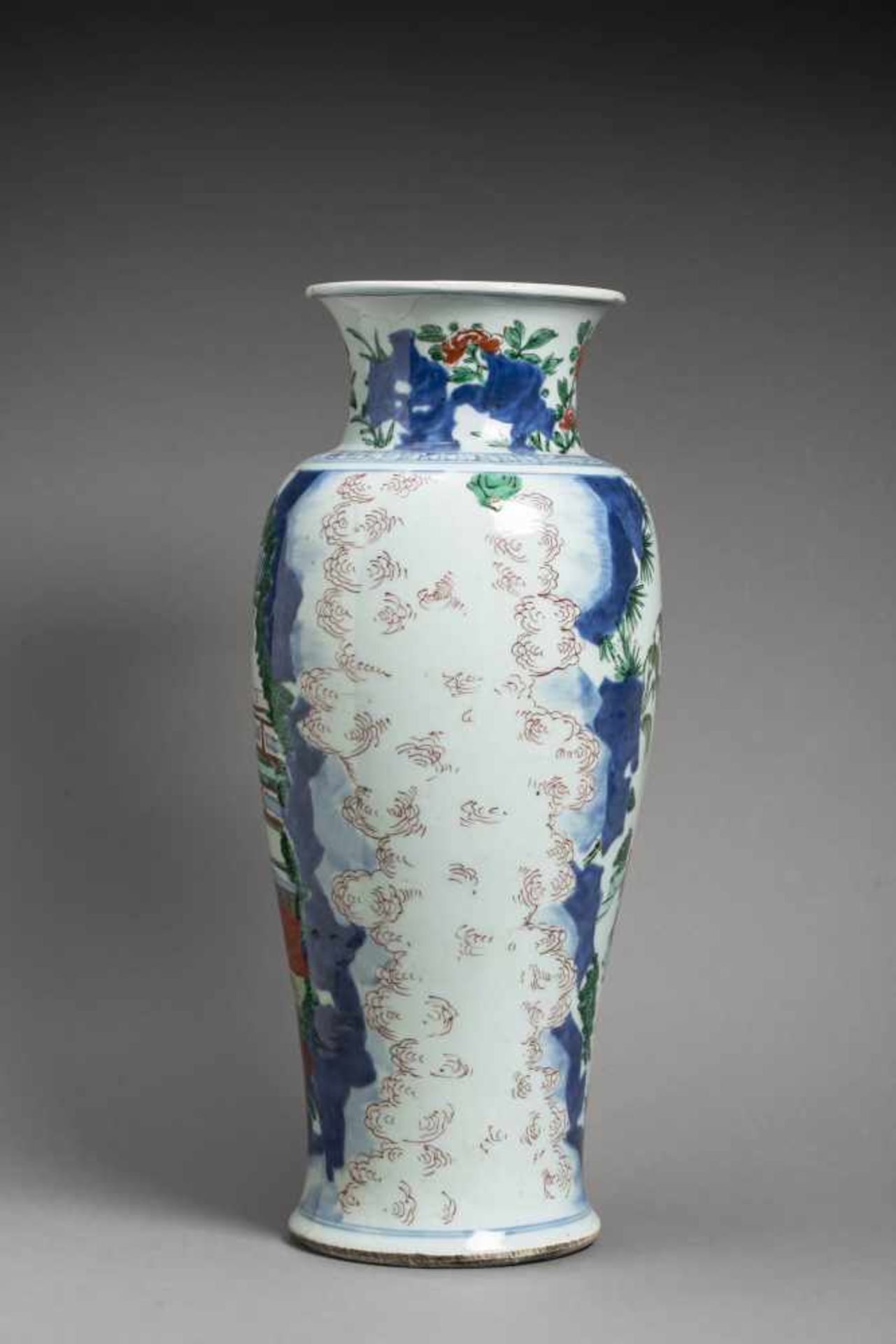 A LARGE TRANSITIONAL WUCAI BALUSTER VASE WITH PALACE SCENE, 17th CENTURY White glazed porcelain with - Image 6 of 9