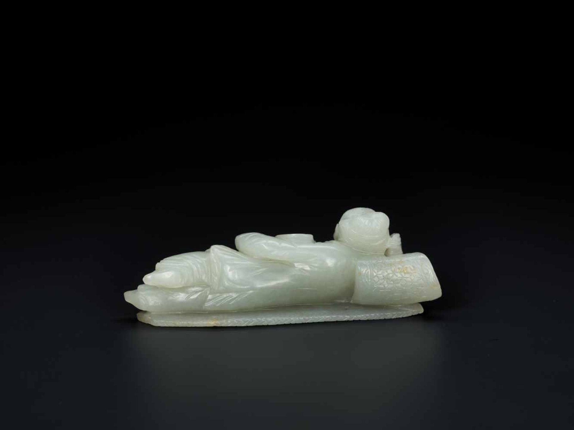 AN 18TH CENTURY CELADON JADE CARVING OF A RECLINING LADY Celadon Jade of an even color with very few - Image 2 of 7