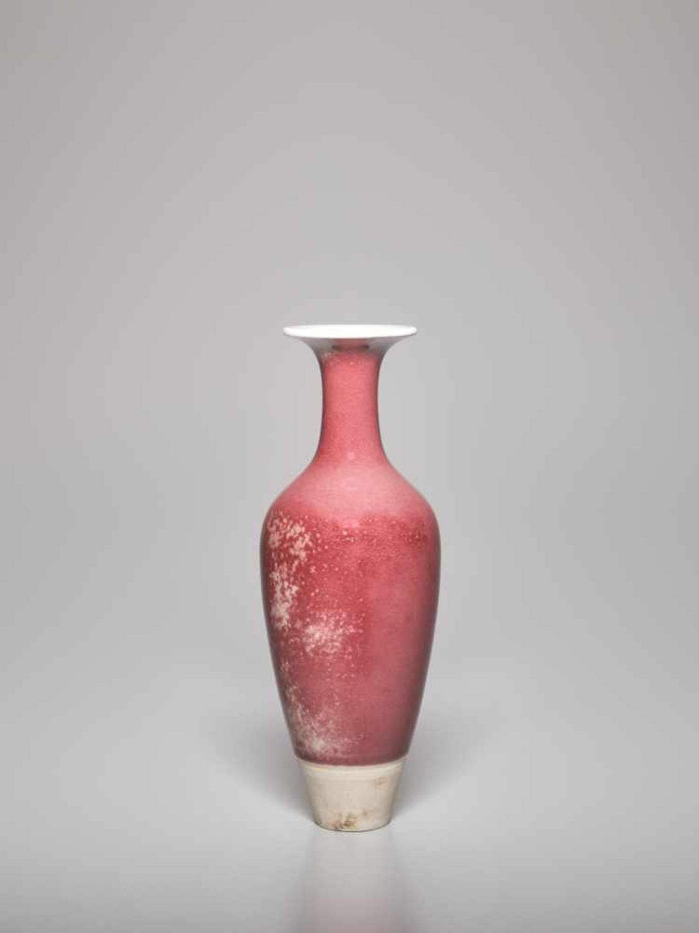 A KANGXI PERIOD PEACHBLOOM LIUYEPING ‘GUANYIN’ VASE Porcelain with white and peach bloom glaze - Image 4 of 8