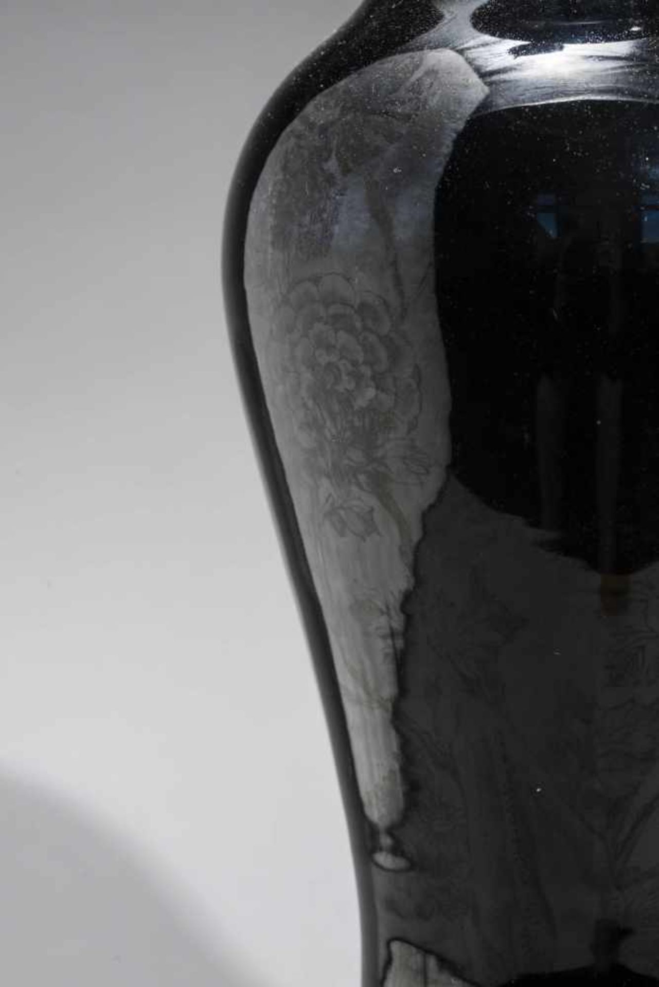 A MIRROR BLACK ‘YEN YEN’ BALUSTER VASE WITH ‘SECRET DECORATION’, KANGXI MARK Porcelain with white - Image 3 of 5