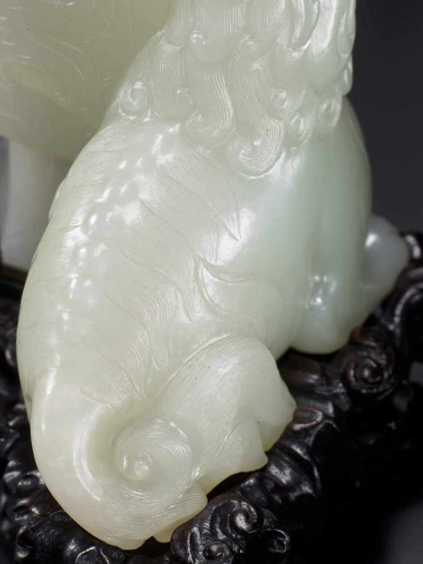 AN IMPORTANT MUTTON FAT WHITE JADE ‘LION’ FANGGU VASE, QIANLONG PERIOD White mutton fat jade, - Image 15 of 19