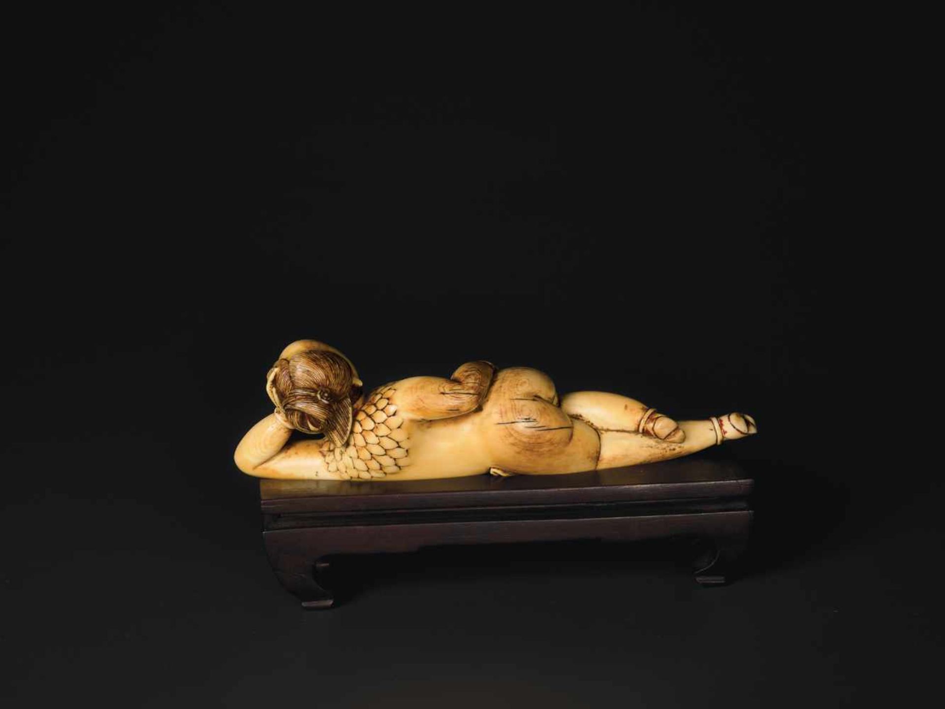 A CARVED 17th CENTURY IVORY FIGURE OF A RECLINING WOMAN Ivory, sparse remains of paintwork. Rosewood - Bild 2 aus 7