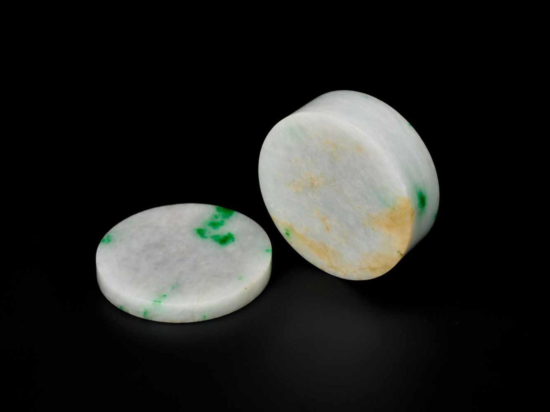 A WHITE & EMERALD GREEN JADEITE BOX AND COVER, QING DYNASTY Icy white jade with splashes of - Image 5 of 6