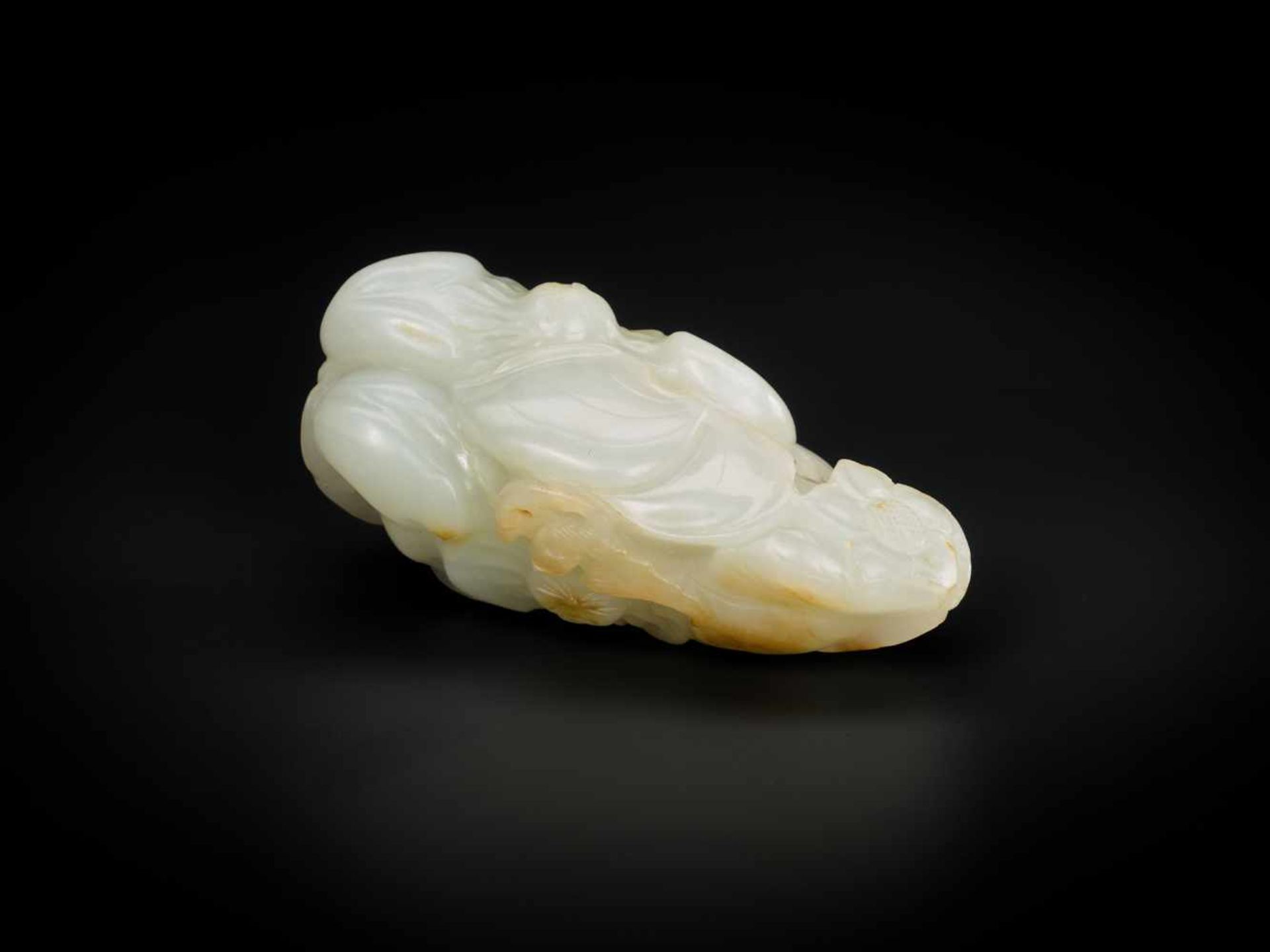 A QING DYNASTY WHITE AND RUSSET JADE ‘BAT AND LOTUS’ GROUP White jade with sparse russet inclusions, - Bild 4 aus 7