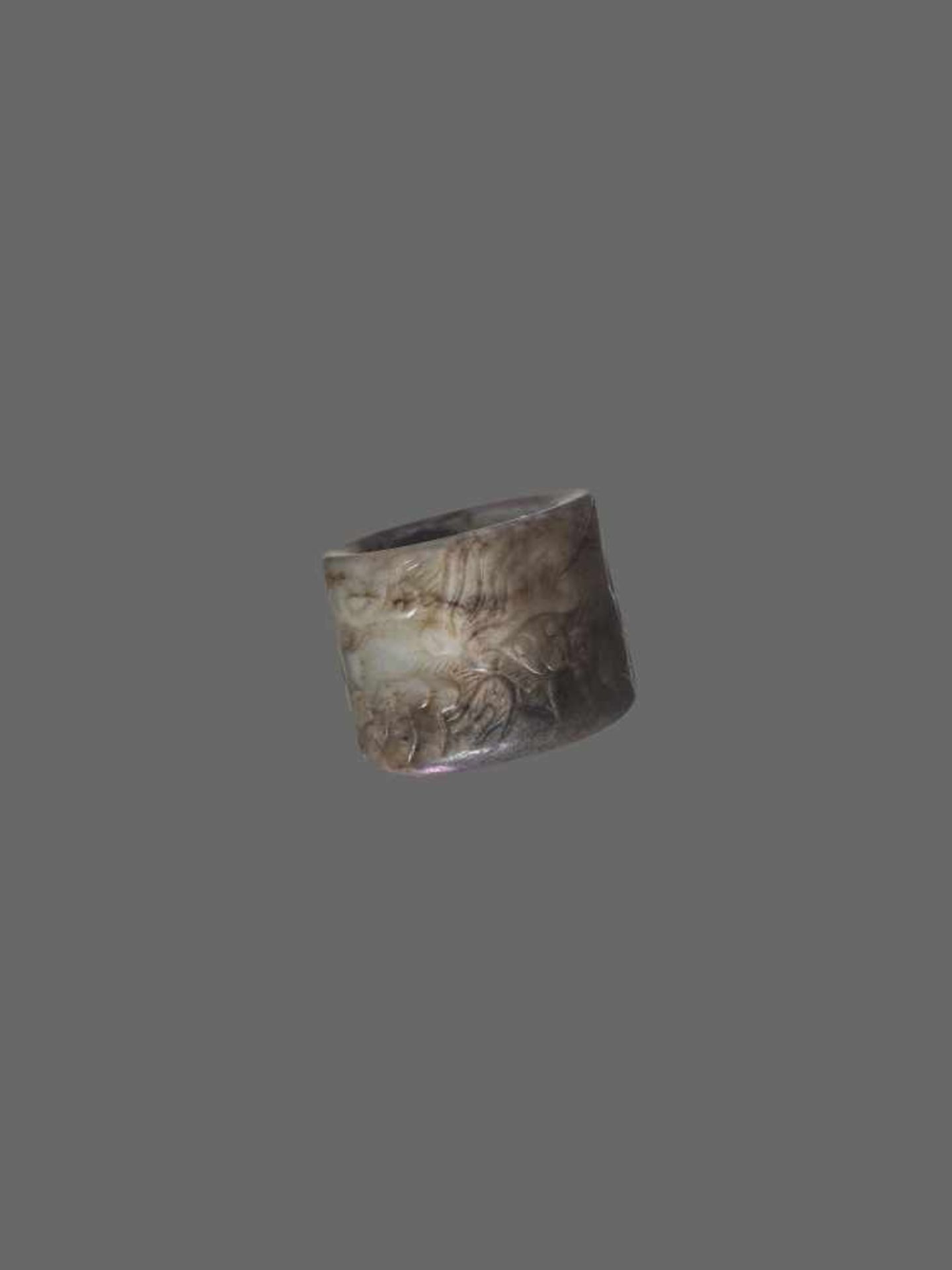 A MING DYNASTY MOTTLED WHITE & BLACK JADE ARCHER’S RING Mottled jade ranging in color from white - Image 2 of 4