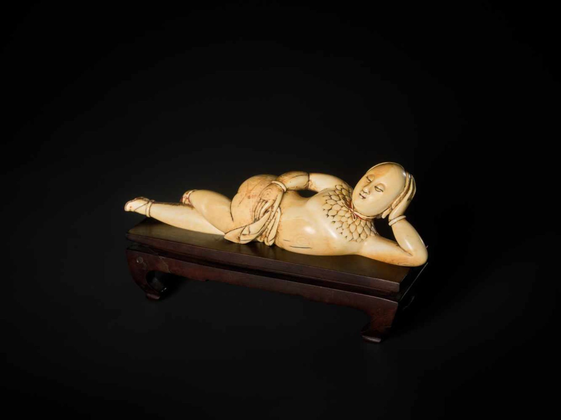 A CARVED 17th CENTURY IVORY FIGURE OF A RECLINING WOMAN Ivory, sparse remains of paintwork. Rosewood - Bild 4 aus 7