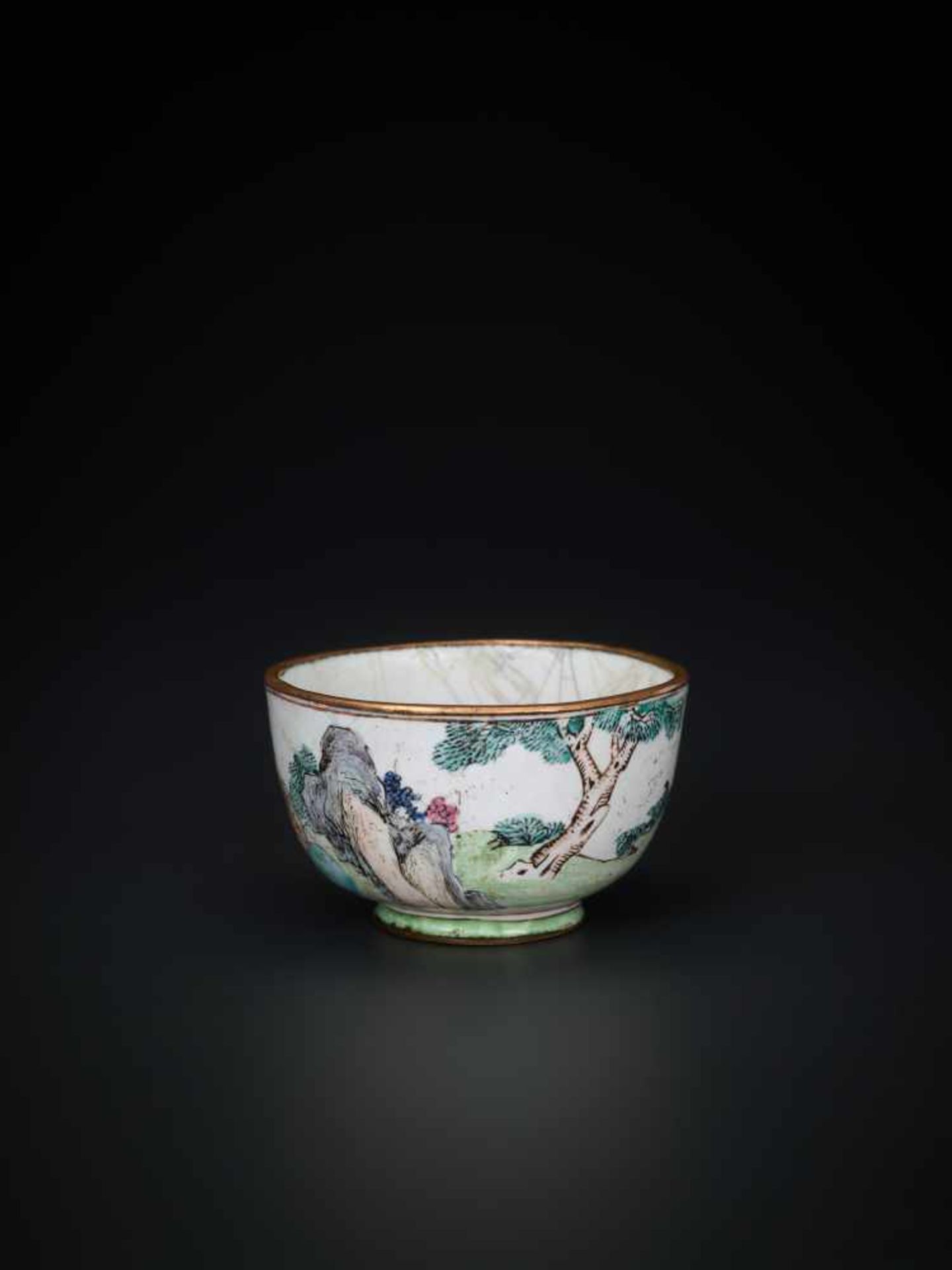 AN 18th CENTURY CANTON ENAMEL MINIATURE WINE CUP WITH SCHOLARS Enamel on bronze, multicolored - Bild 2 aus 7