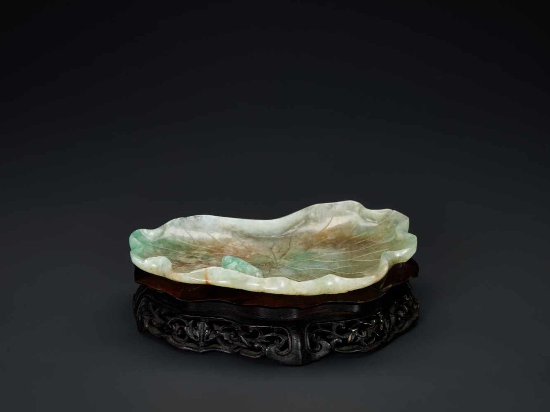 A GREEN AND RUSSET LOTUS-FORM JADEITE BRUSH WASHER WITH THREE-LEGGED TOAD, 1900s Jadeite in - Image 4 of 9