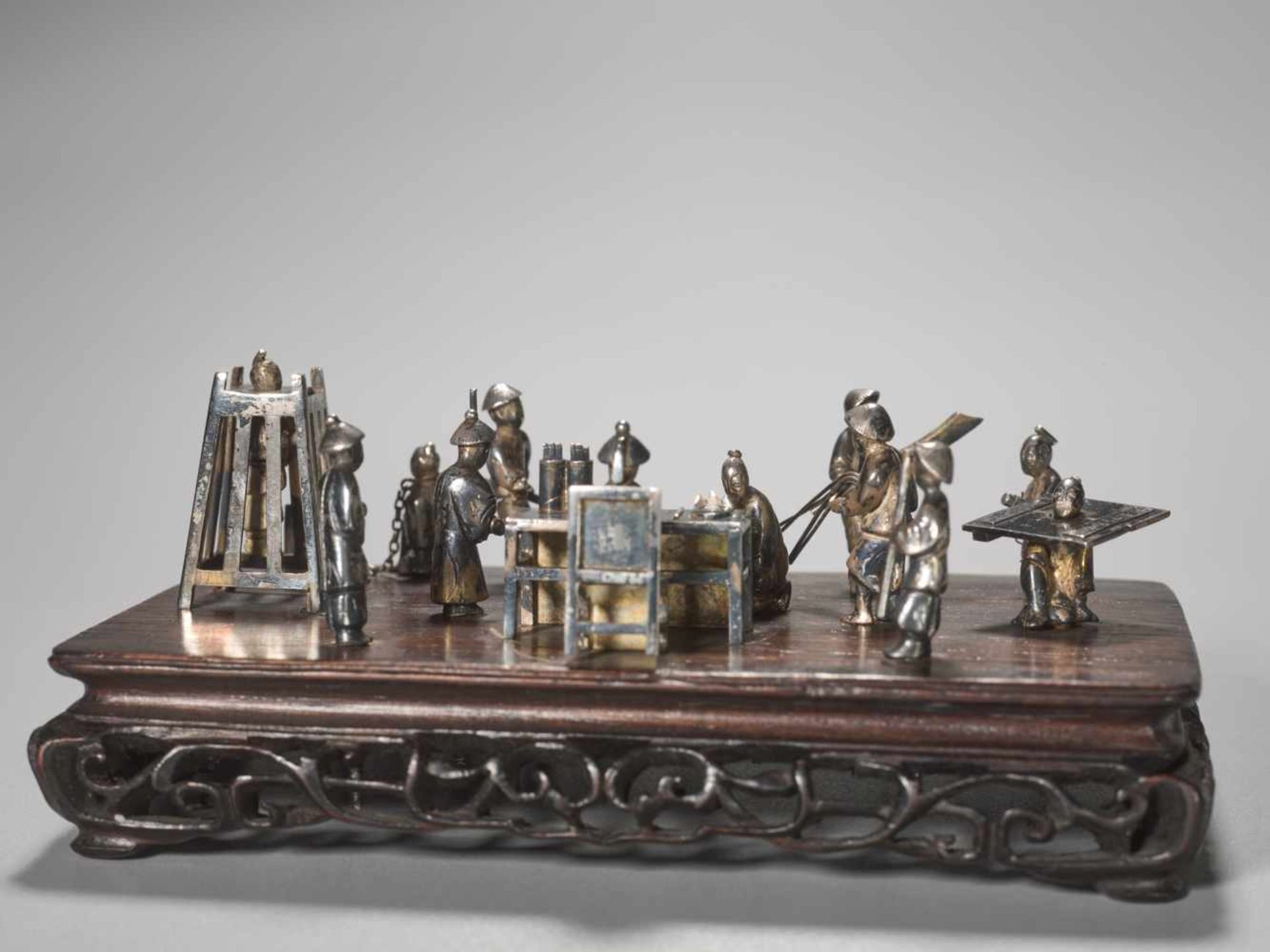 A QING DYNASTY SILVER MINIATURE GROUP ‘MAGISTRATE HOLDING COURT’ Silver and metal, wooden base - Bild 4 aus 9