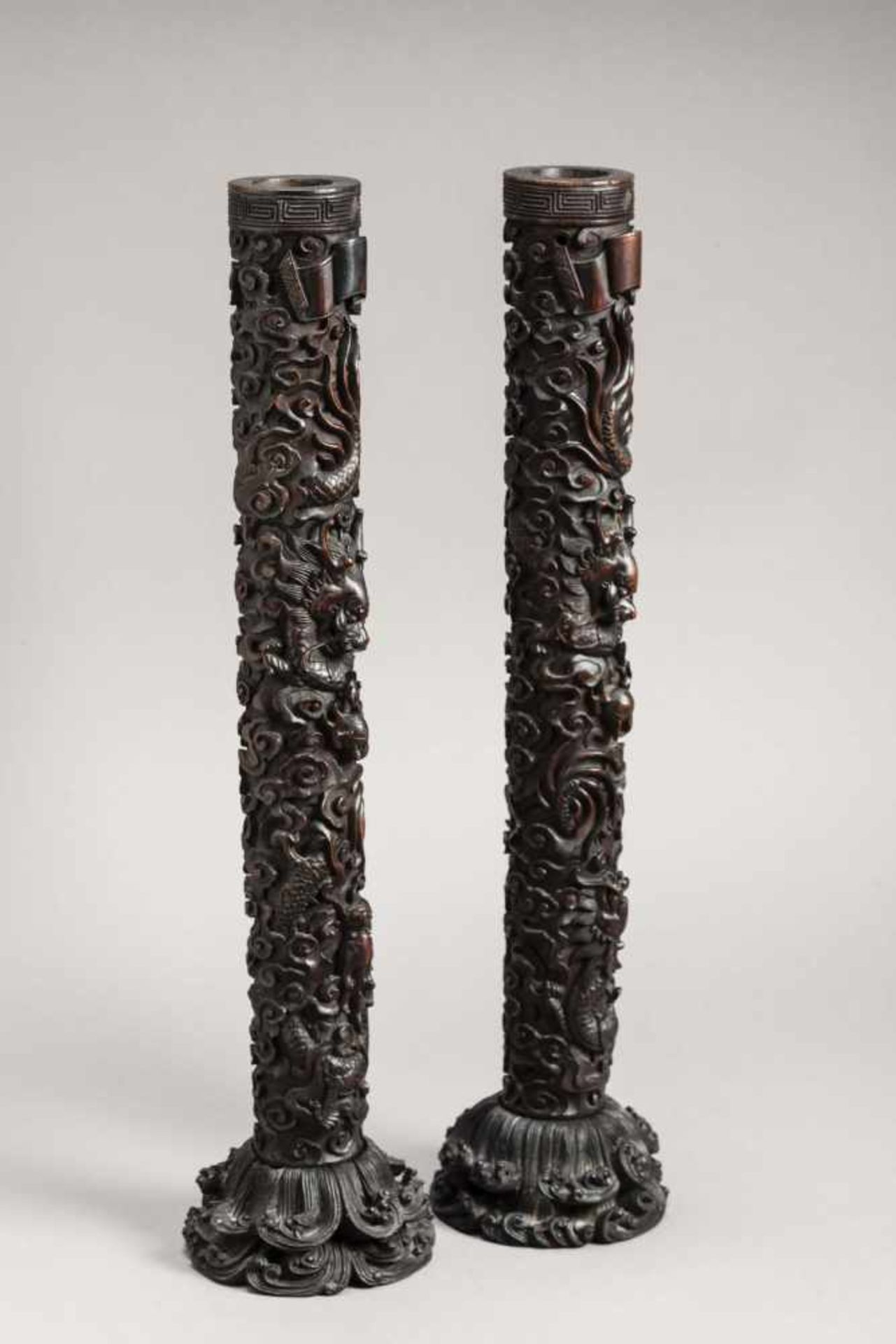 A PAIR OF ZITAN ‘TWO-DRAGON' CANDLESTICKS ON STANDS, QING DYNASTY The Zitan wood with its typical “ - Bild 3 aus 13