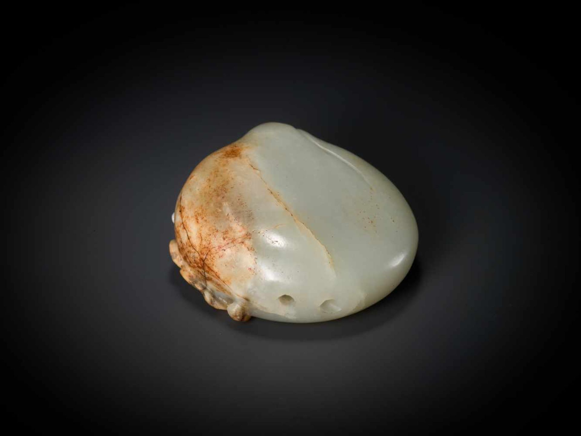 AN 18th CENTURY CELADON AND RUSSET JADE ‘PEACH AND BATS’ PEBBLE Light celadon color jade with russet - Bild 4 aus 6