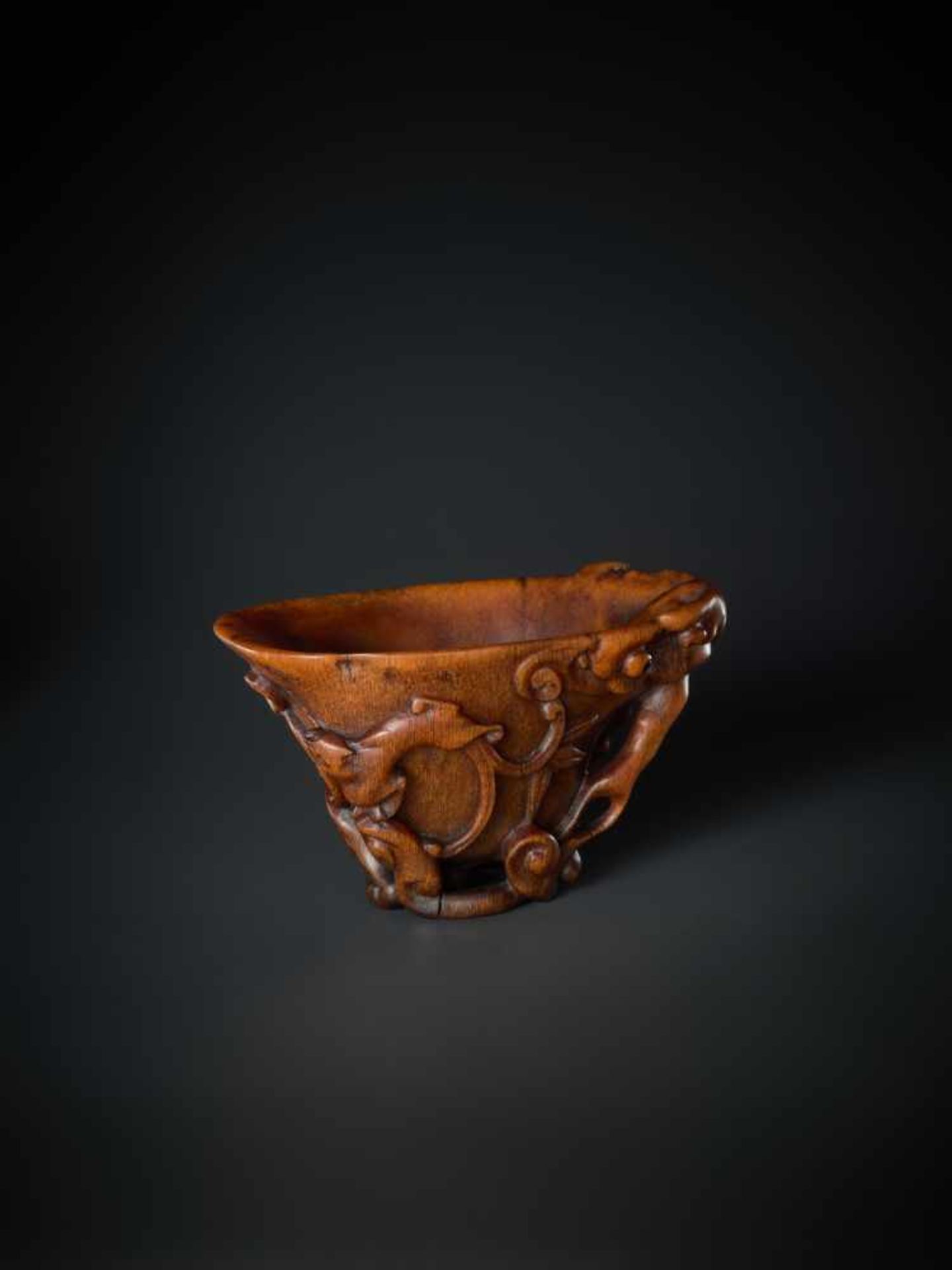 A 'LINGZHI AND CHILONG' CARVED RHINOCEROS HORN LIBATION CUP, MING DYNASTY, 16TH - 17TH CENTURY - Image 4 of 10