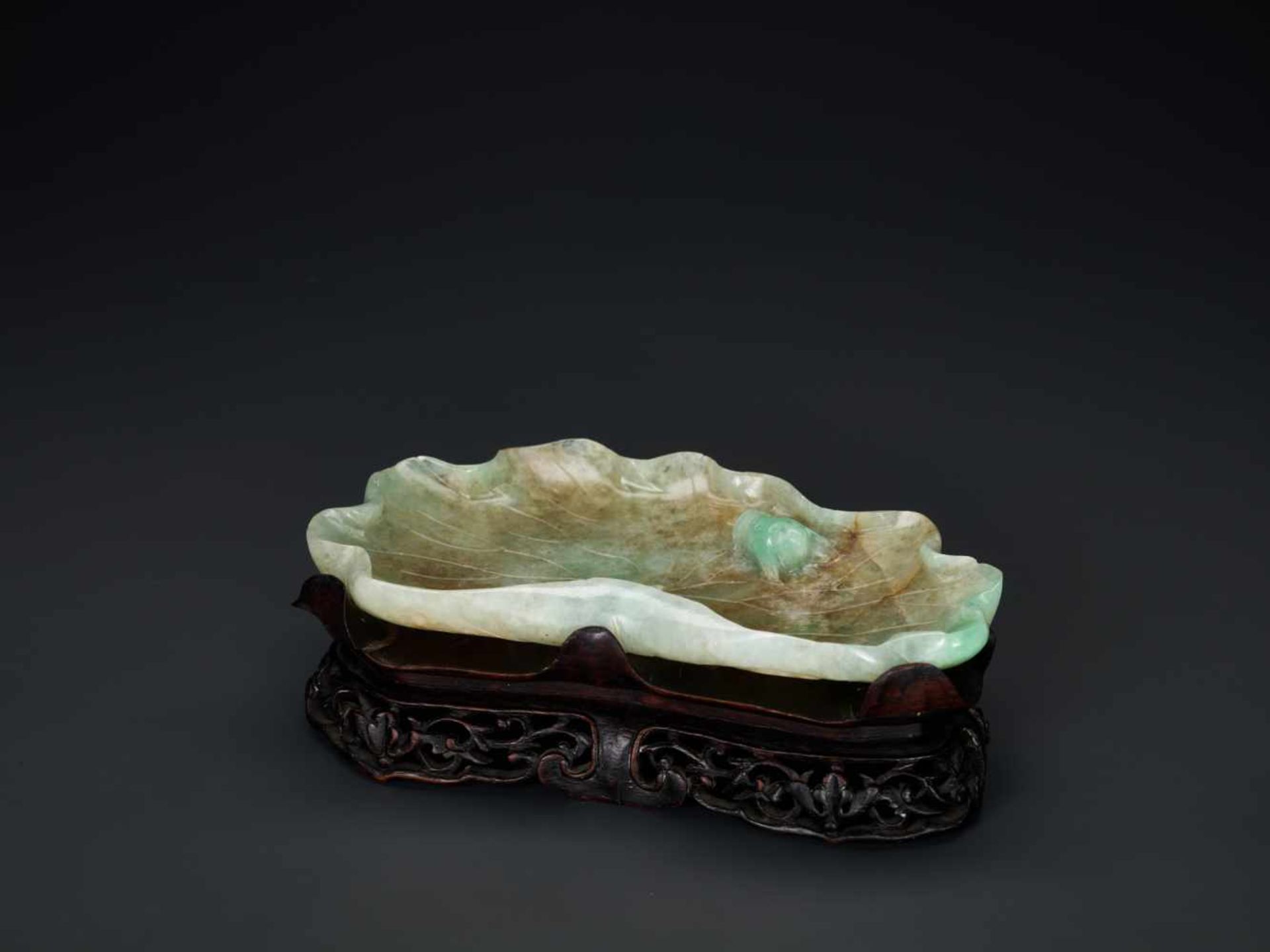 A GREEN AND RUSSET LOTUS-FORM JADEITE BRUSH WASHER WITH THREE-LEGGED TOAD, 1900s Jadeite in - Image 6 of 9