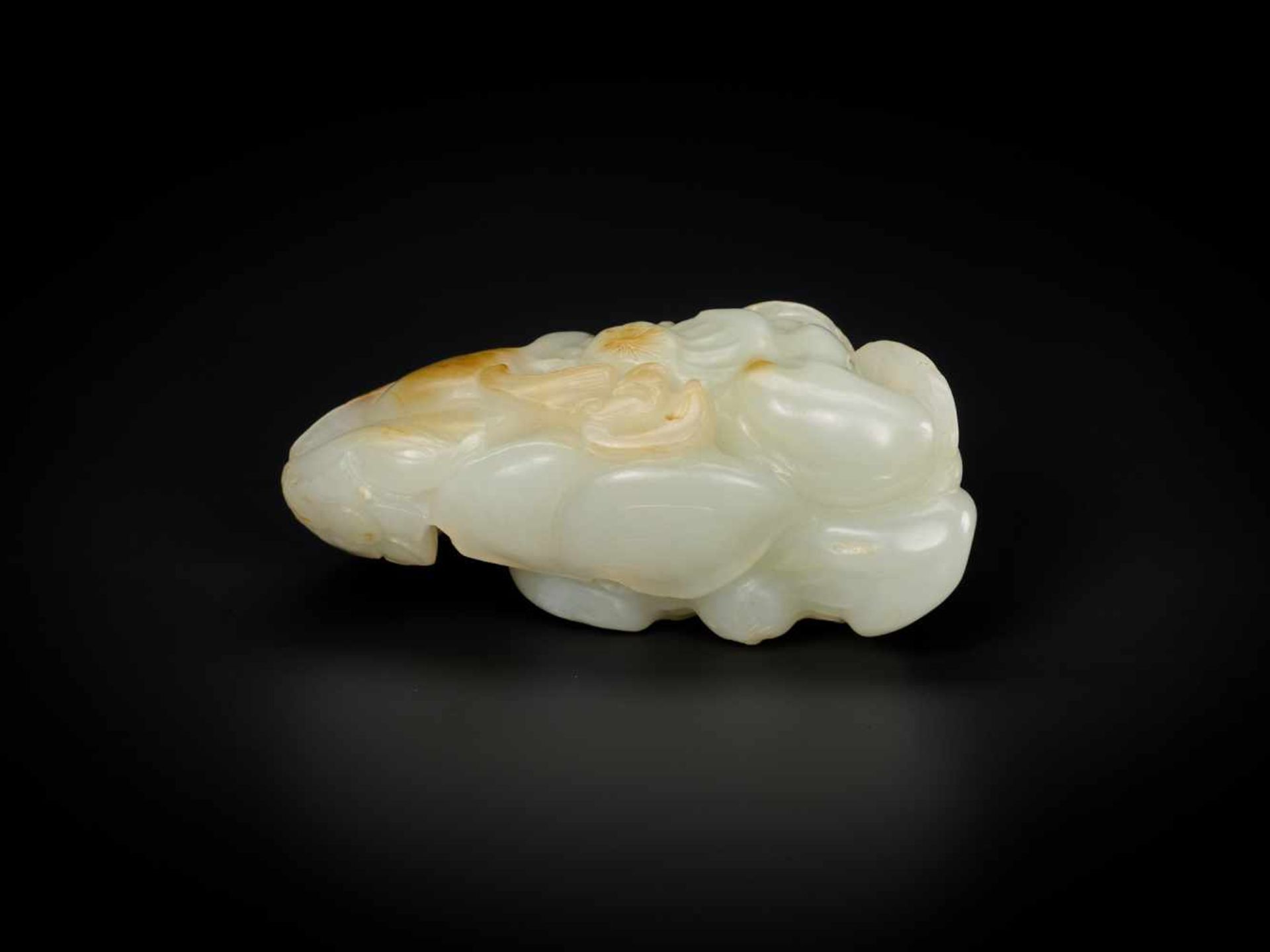 A QING DYNASTY WHITE AND RUSSET JADE ‘BAT AND LOTUS’ GROUP White jade with sparse russet inclusions, - Bild 6 aus 7