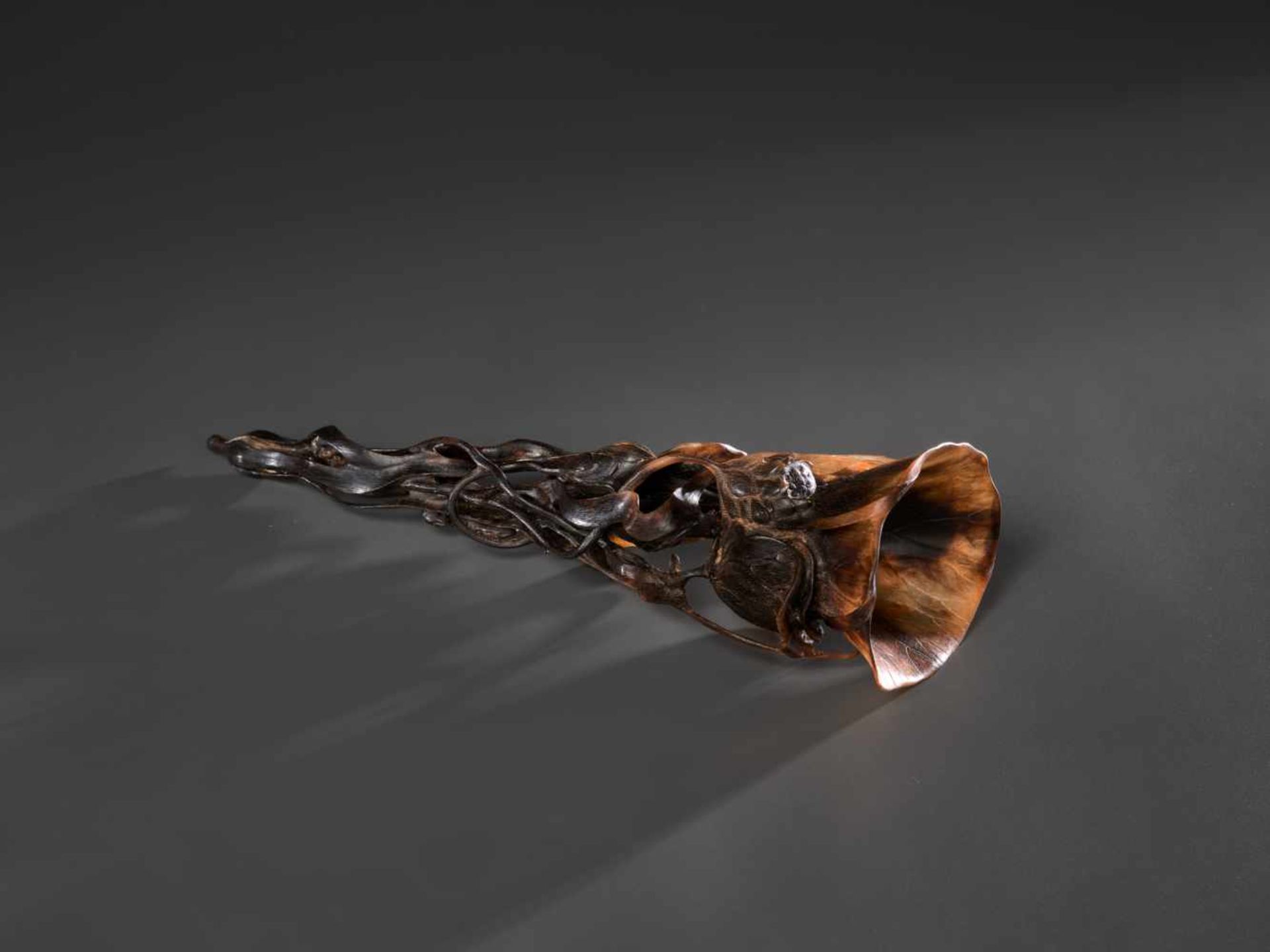 AN 18TH CENTURY RETICULATED FULL TIP RHINOCEROS ‘LOTUS’ CUP Rhinoceros horn in a deep brown to light - Bild 4 aus 9