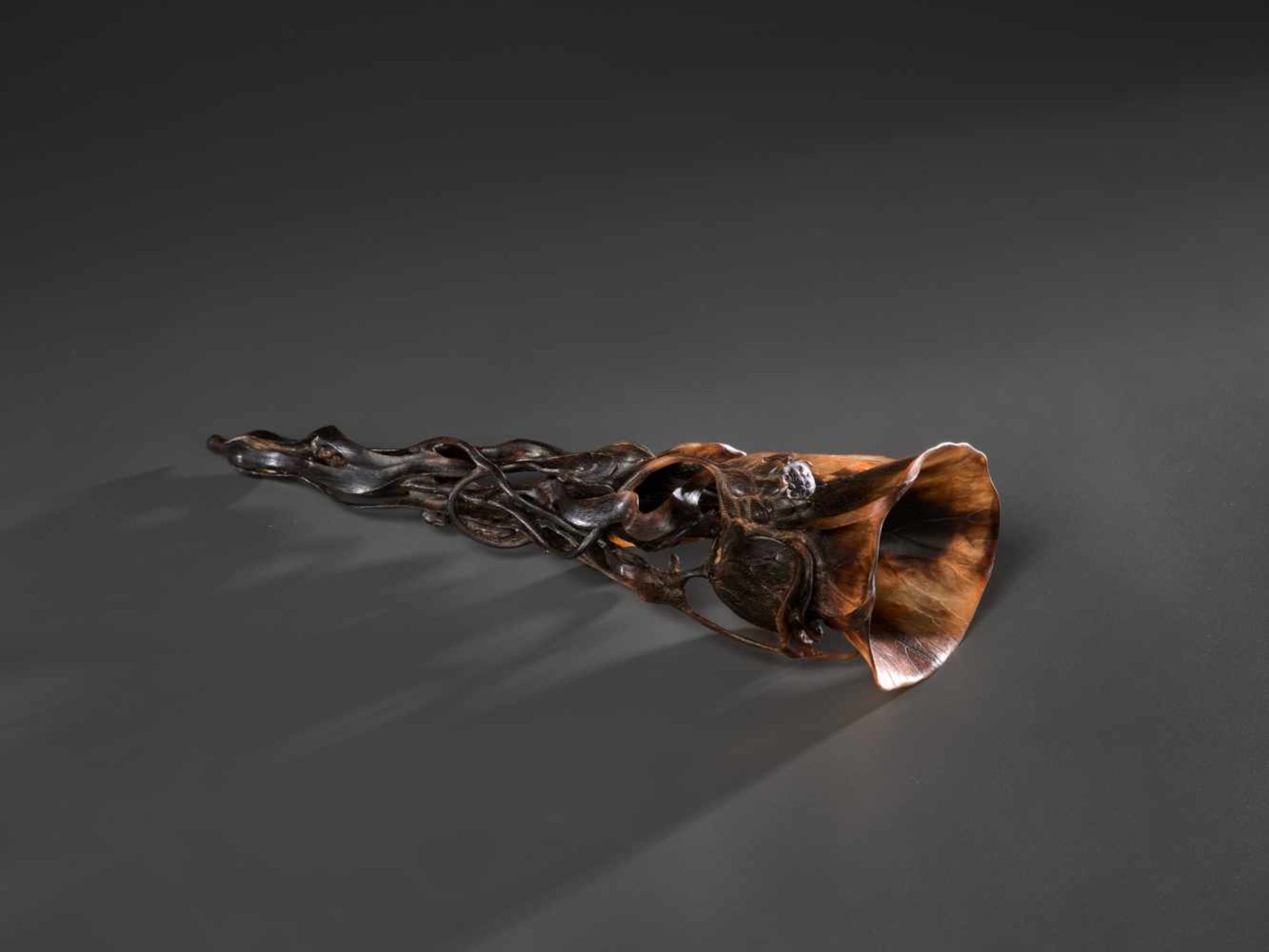 AN 18TH CENTURY RETICULATED FULL TIP RHINOCEROS ‘LOTUS’ CUP Rhinoceros horn in a deep brown to light - Image 4 of 9