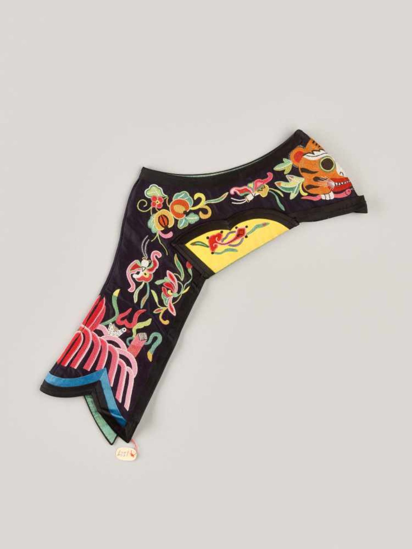 LOT WITH TWO PEKING KNOT EMBROIDERED COLLARS, 1900s Silk with multi-colored silk threads, plain - Image 7 of 9