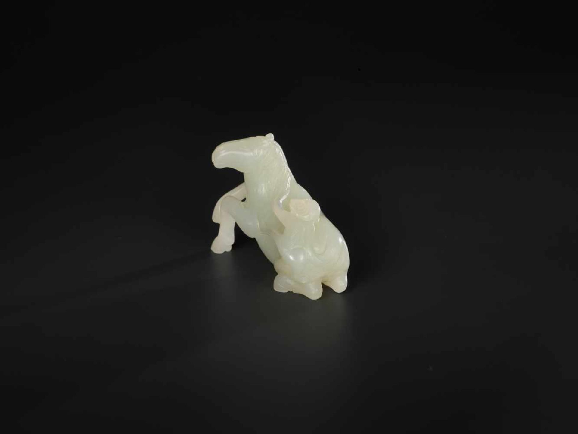 A PALE CELADON 'HORSE AND MONKEY' JADE CARVING, QING DYNASTY, 18TH / 19TH CENTURY The stone of even, - Image 4 of 7