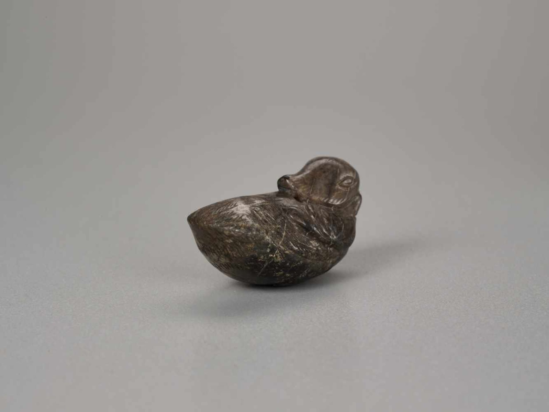 A YUAN / MING DYNASTY MOTTLED JADE TOGGLE OF A MANDARIN DUCK Brown and black mottled jade, smooth - Bild 4 aus 7