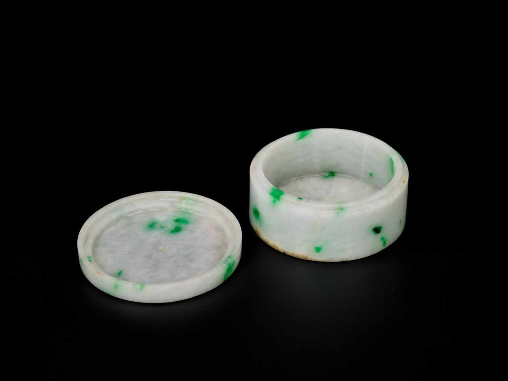 A WHITE & EMERALD GREEN JADEITE BOX AND COVER, QING DYNASTY Icy white jade with splashes of - Image 3 of 6