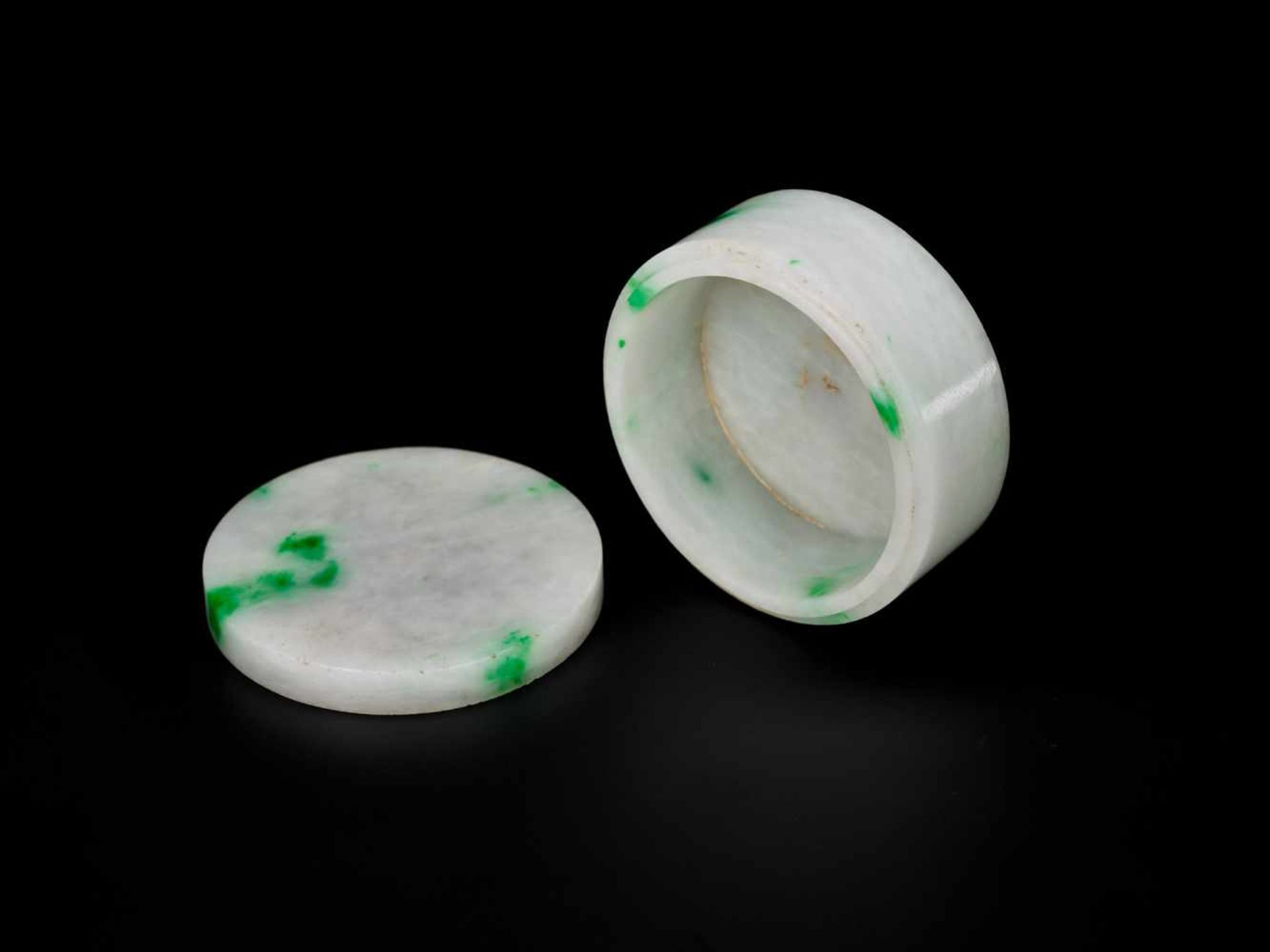 A WHITE & EMERALD GREEN JADEITE BOX AND COVER, QING DYNASTY Icy white jade with splashes of - Image 4 of 6