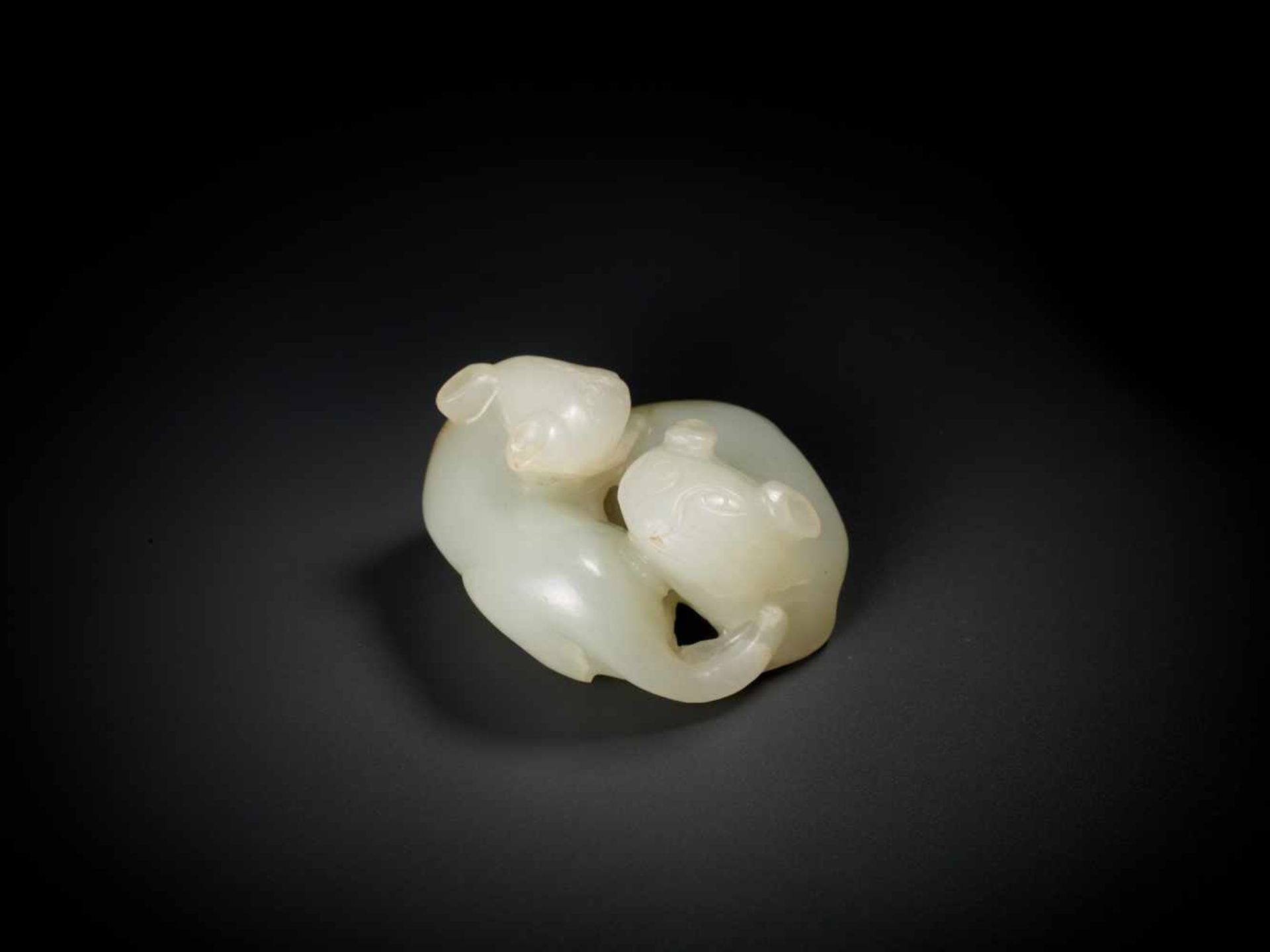A QING DYNASTY PALE CELADON JADE CARVING OF TWO CATS Light celadon jade with ochre and milky white - Bild 2 aus 6
