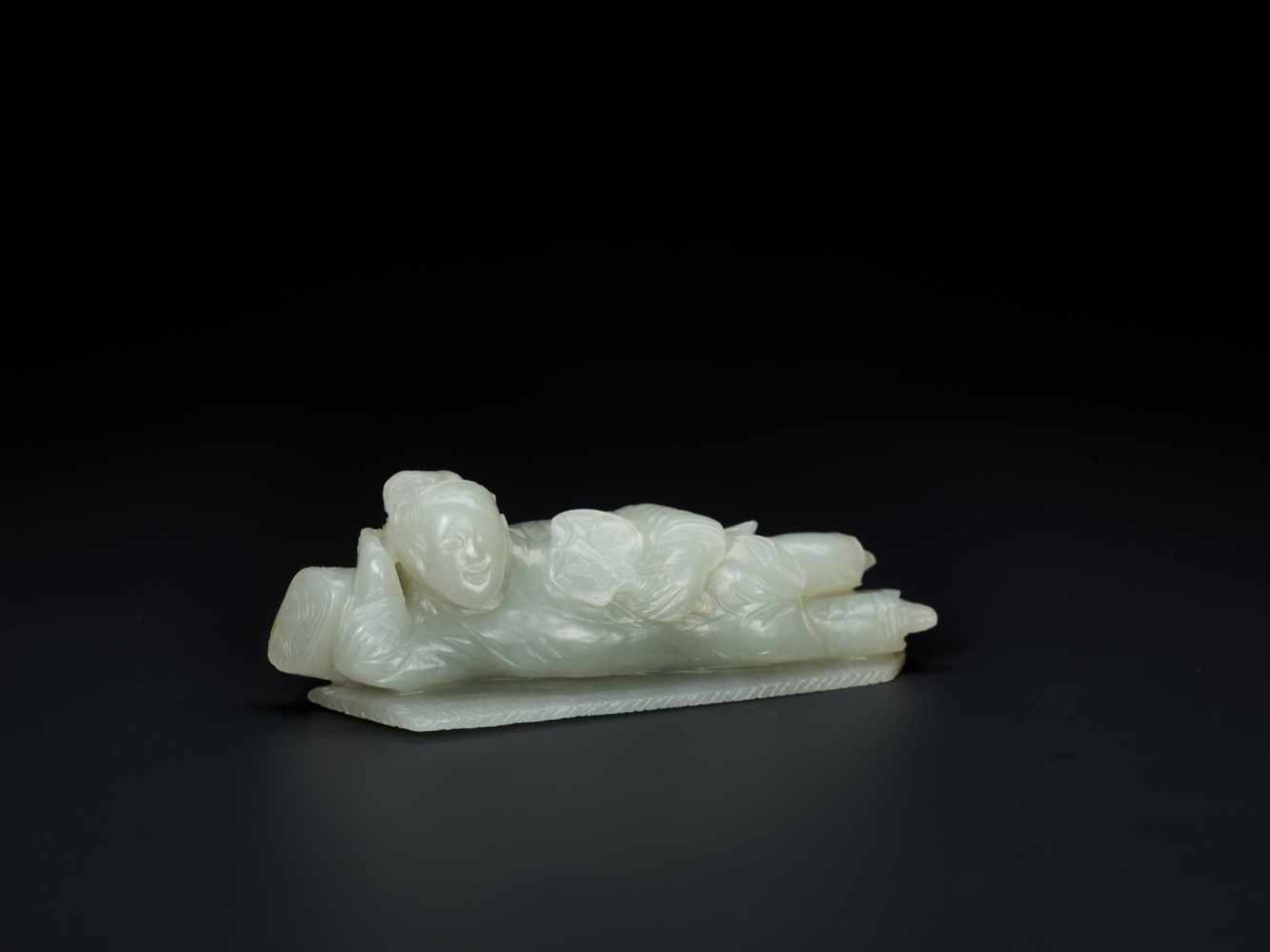 AN 18TH CENTURY CELADON JADE CARVING OF A RECLINING LADY Celadon Jade of an even color with very few - Image 4 of 7