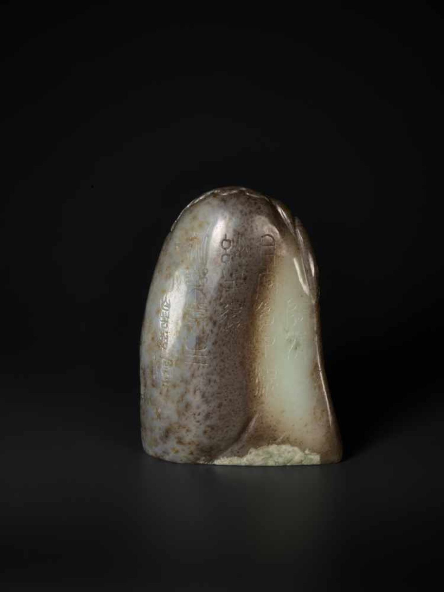 A LARGE BROWN, CELADON AND WHITE JADE MOUNTAIN BOULDER, QING DYNASTY Celadon and brown jade with - Image 7 of 8