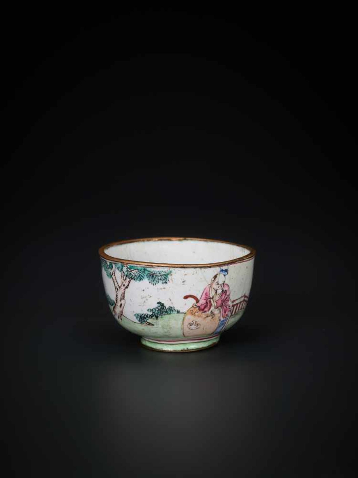 AN 18th CENTURY CANTON ENAMEL MINIATURE WINE CUP WITH SCHOLARS Enamel on bronze, multicolored - Image 4 of 7