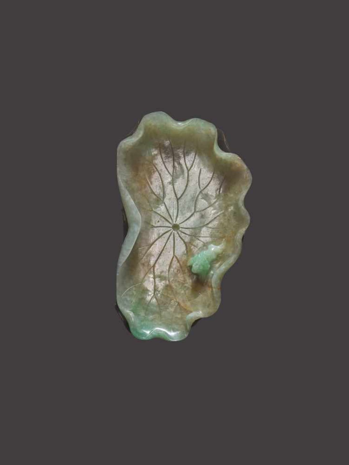 A GREEN AND RUSSET LOTUS-FORM JADEITE BRUSH WASHER WITH THREE-LEGGED TOAD, 1900s Jadeite in - Image 2 of 9