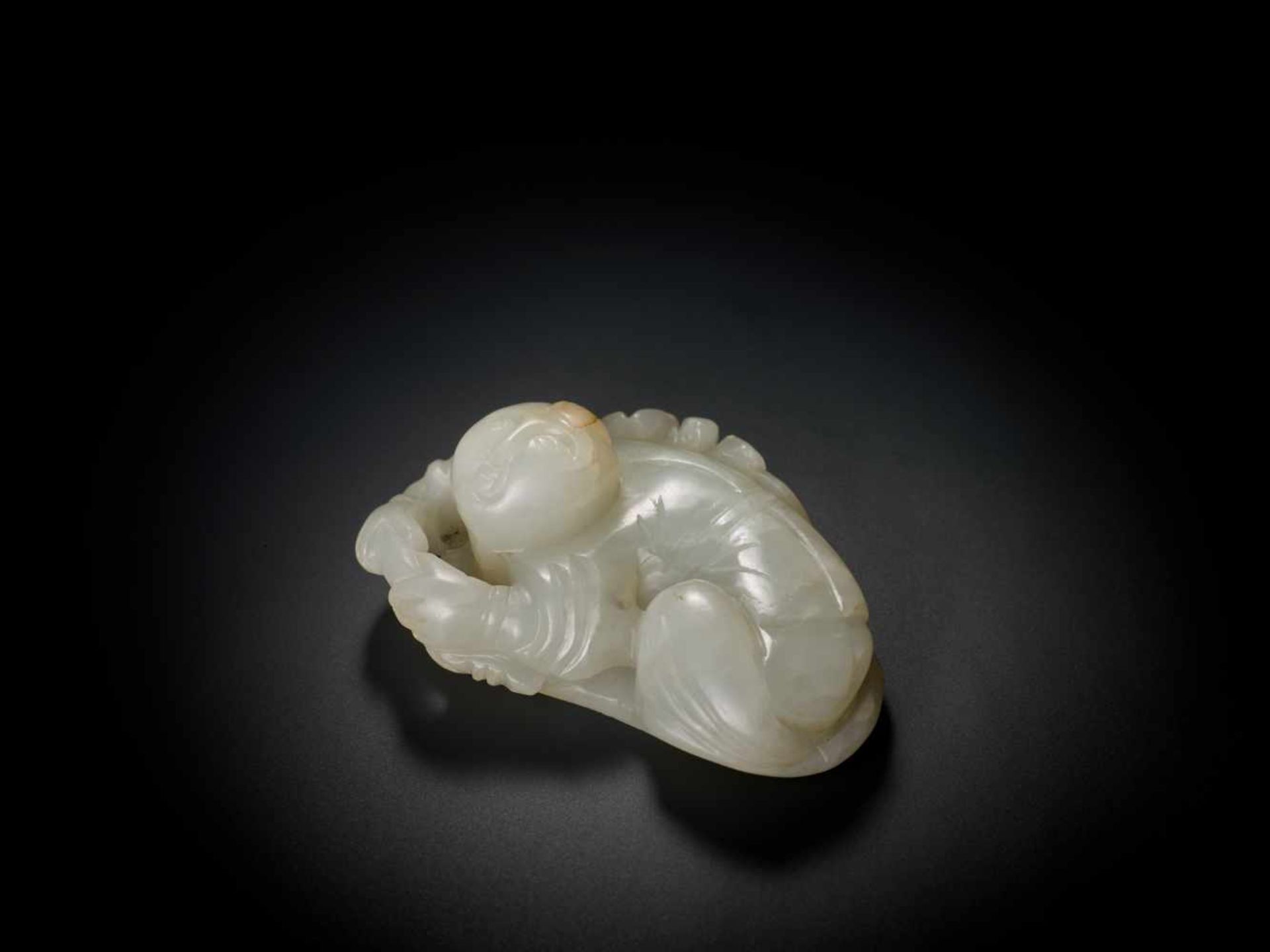 A WHITE JADE QING DYNASTY ‘BOY AND LOTUS’ PENDANT White jade of translucent quality with natural - Image 3 of 6