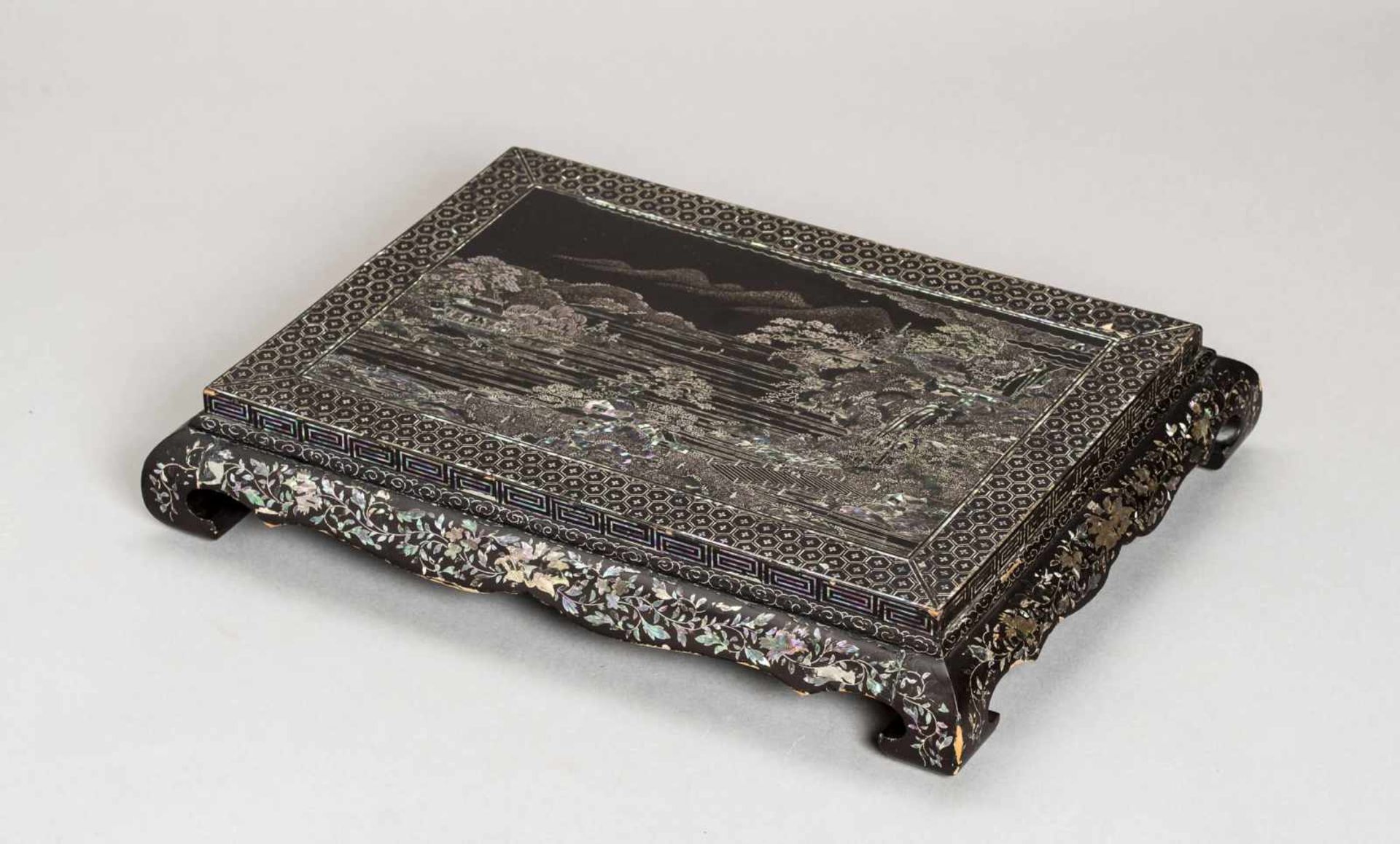 A MOTHER-OF-PEARL AND LACQUER INCENSE STAND, KANGXI Wood with black lacquer coating and inlaid - Image 6 of 7