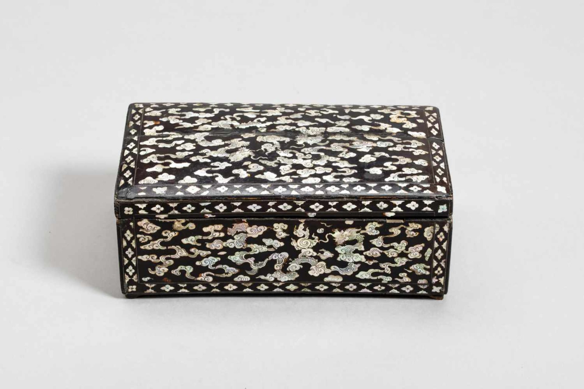 A RARE JOSEON STATIONARY BOX WITH INLAID DRAGONS, 15th – 16th CENTURY Lacquered wood with mother - Bild 6 aus 10