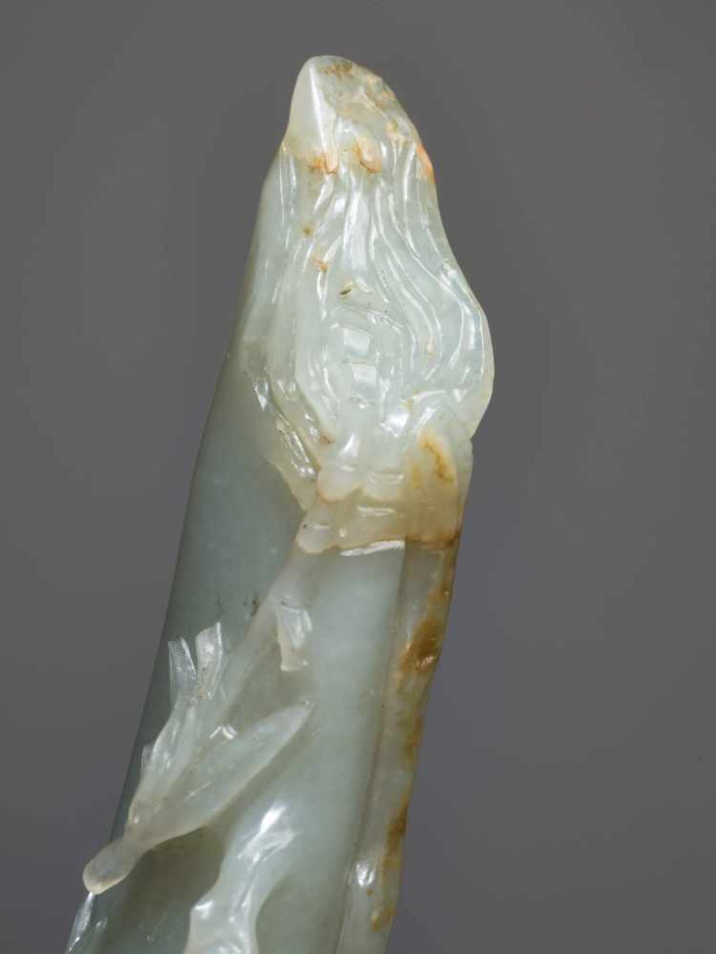 A KANGXI PERIOD CELADON AND RUSSET JADE RUYI SCEPTER Celadon jade of even color with russet - Image 7 of 9