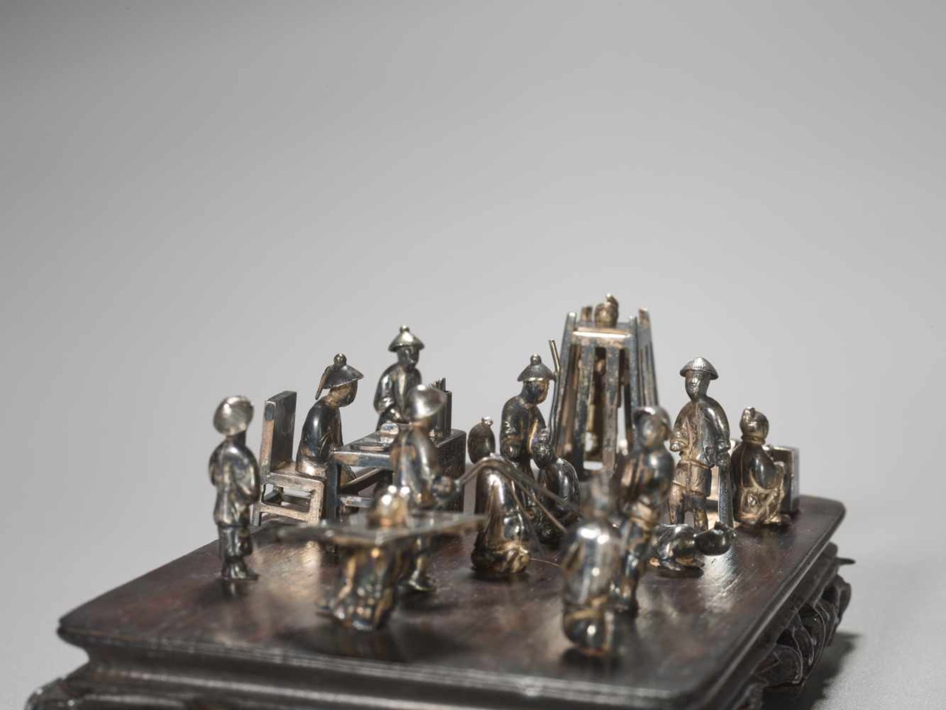 A QING DYNASTY SILVER MINIATURE GROUP ‘MAGISTRATE HOLDING COURT’ Silver and metal, wooden base - Image 7 of 9