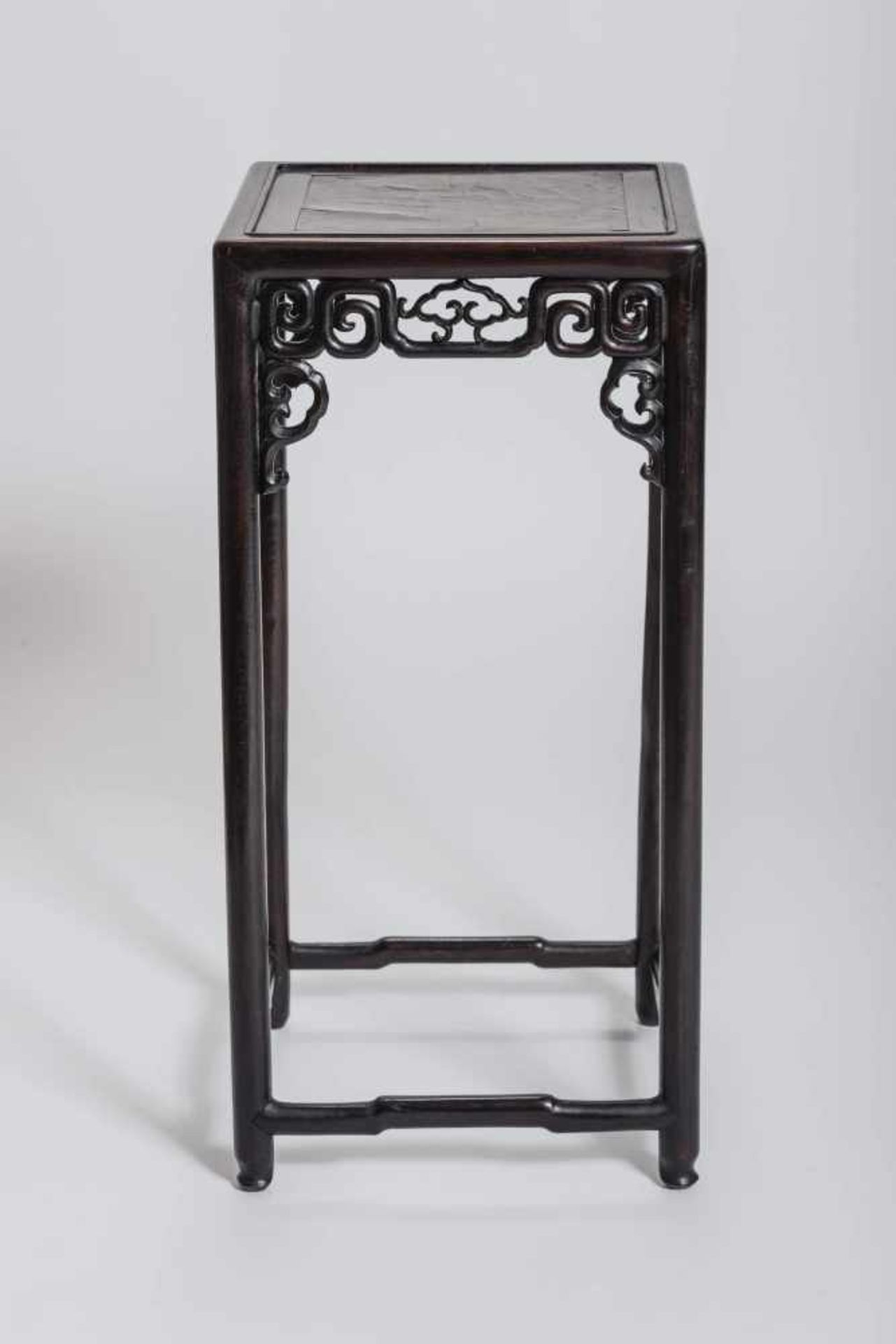 A RECTANGULAR WOODEN FLOWER STAND, QING DYNASTY Made of several jointed pieces of darker hardwood, - Bild 5 aus 5