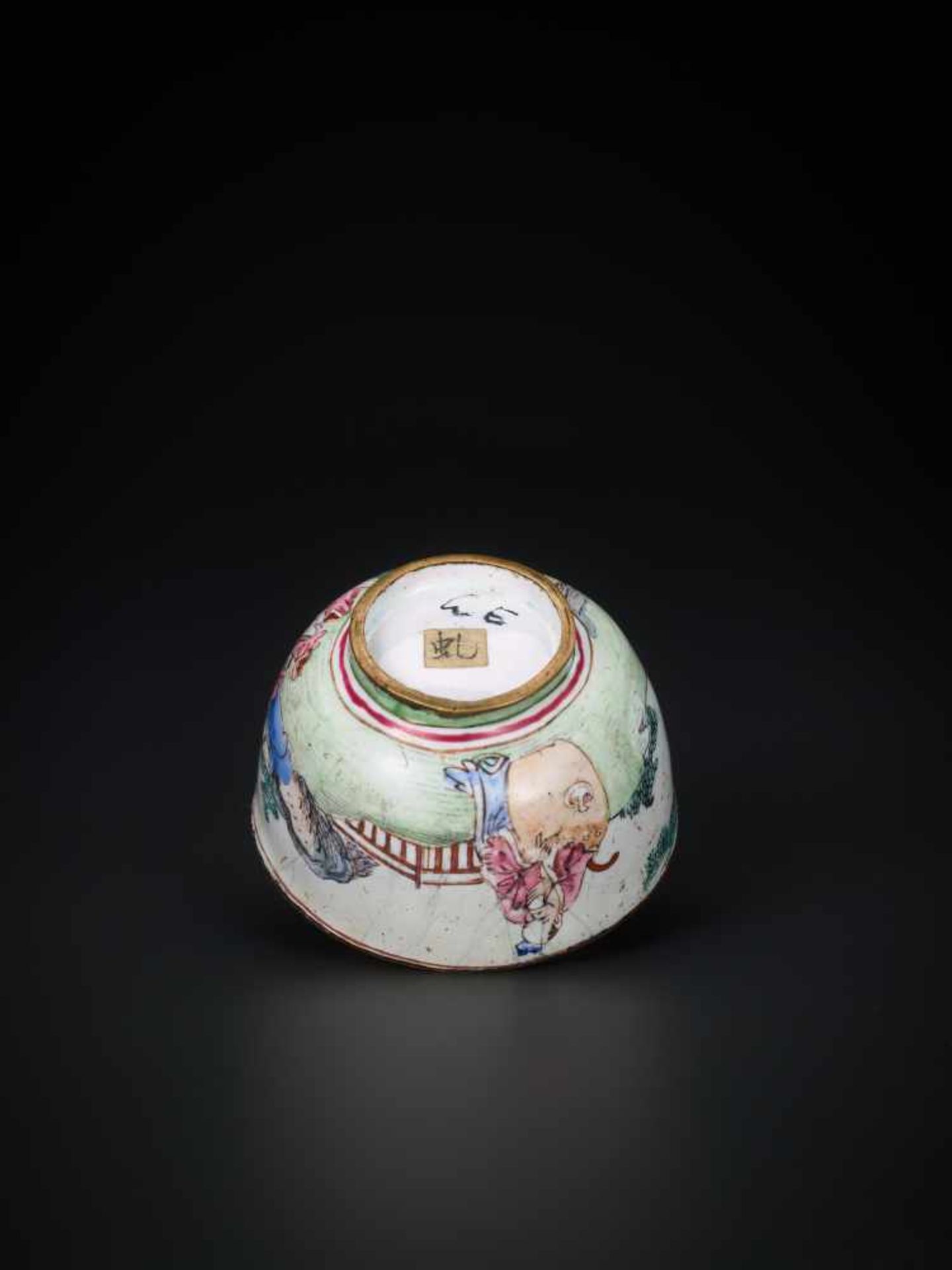 AN 18th CENTURY CANTON ENAMEL MINIATURE WINE CUP WITH SCHOLARS Enamel on bronze, multicolored - Image 6 of 7