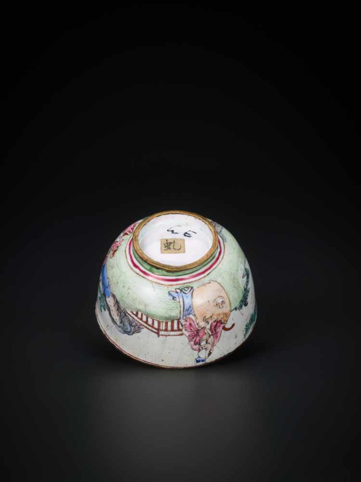 AN 18th CENTURY CANTON ENAMEL MINIATURE WINE CUP WITH SCHOLARS Enamel on bronze, multicolored - Bild 6 aus 7