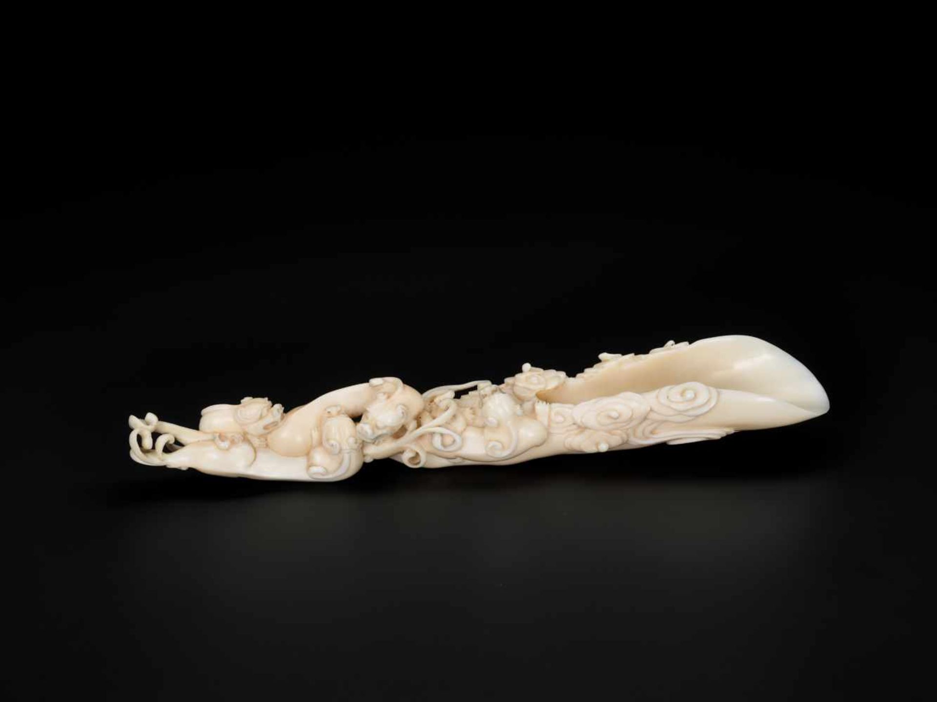 AN 18TH CENTURY IVORY RAFT-FORM POURING VESSEL WITH CHILONG Ivory China, 18th centuryThis masterly - Bild 2 aus 9