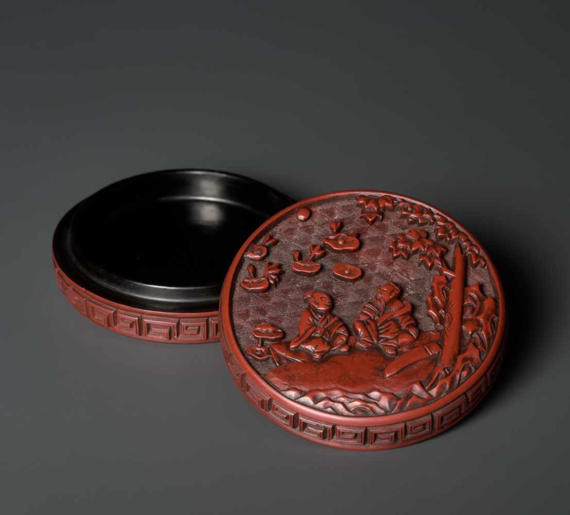 A CINNABAR LACQUER ‘MUSICIANS’ BOX AND COVER, MING DYNASTY, 16TH CENTURY Carved cinnabar lacquer - Bild 3 aus 6