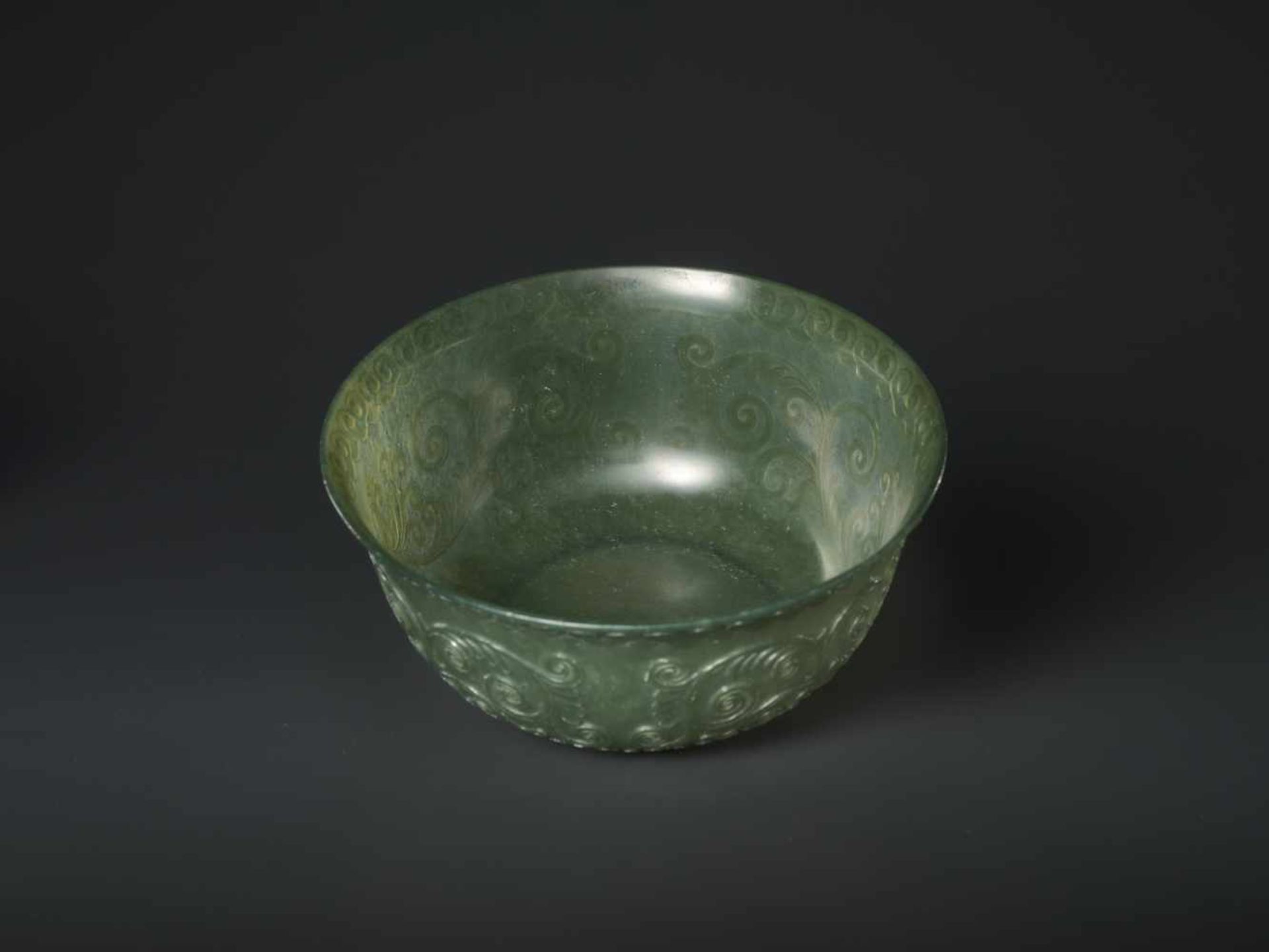 A TRANSLUCENT SPINACH GREEN MUGHAL STYLE ‘LOTUS’ JADE BOWL, QING DYNASTY The jade carved in high - Image 6 of 8