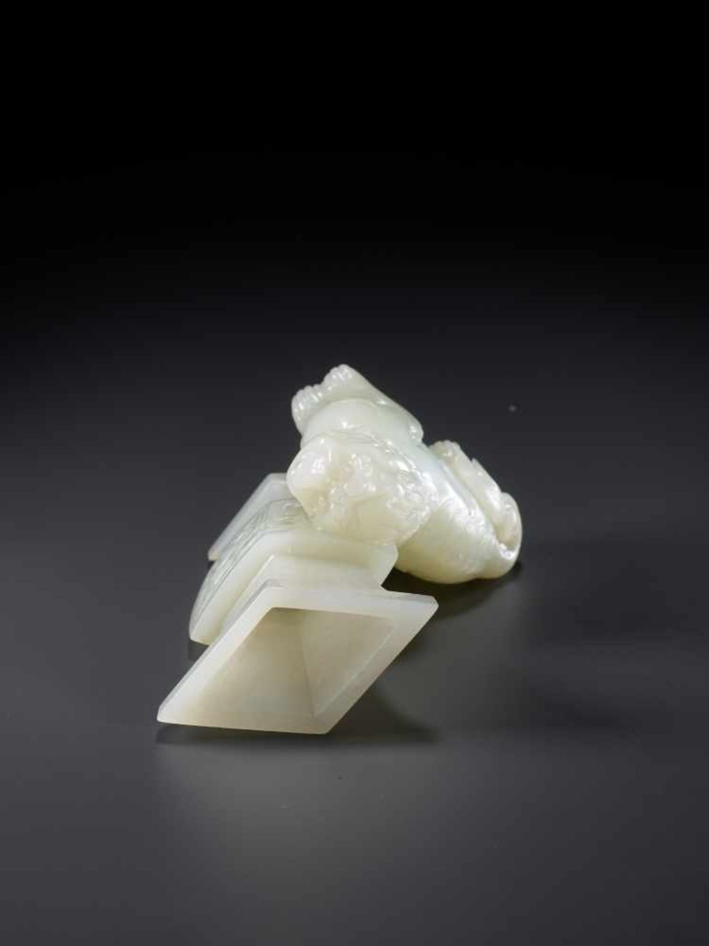 AN IMPORTANT MUTTON FAT WHITE JADE ‘LION’ FANGGU VASE, QIANLONG PERIOD White mutton fat jade, - Image 7 of 19