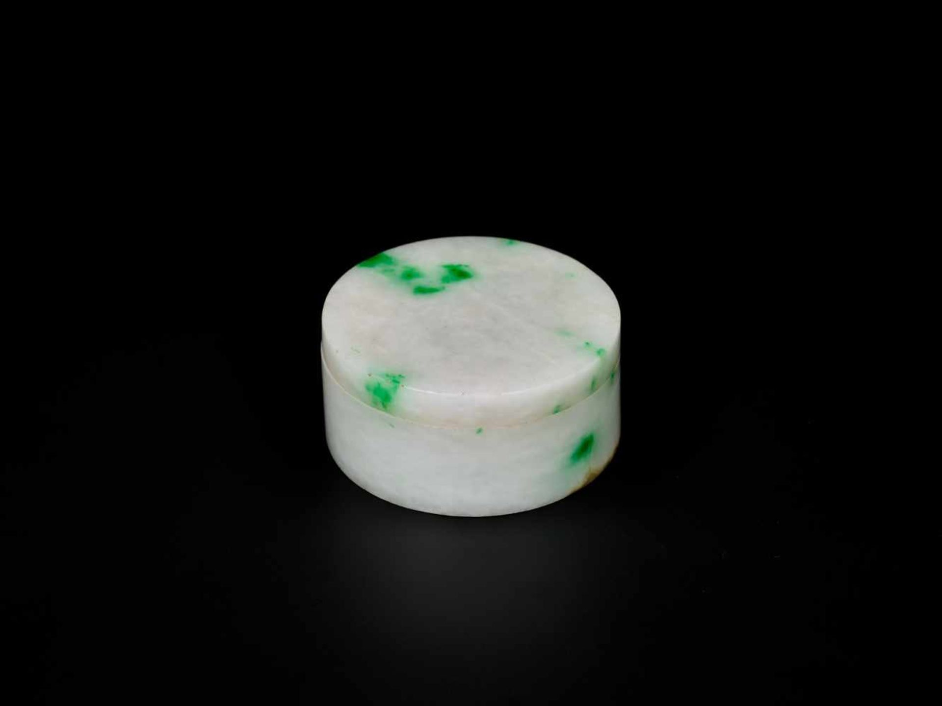 A WHITE & EMERALD GREEN JADEITE BOX AND COVER, QING DYNASTY Icy white jade with splashes of - Image 2 of 6